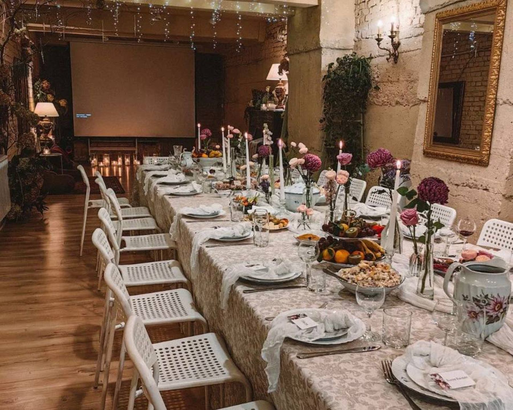 Зона для мероприятий в лофте Boiler