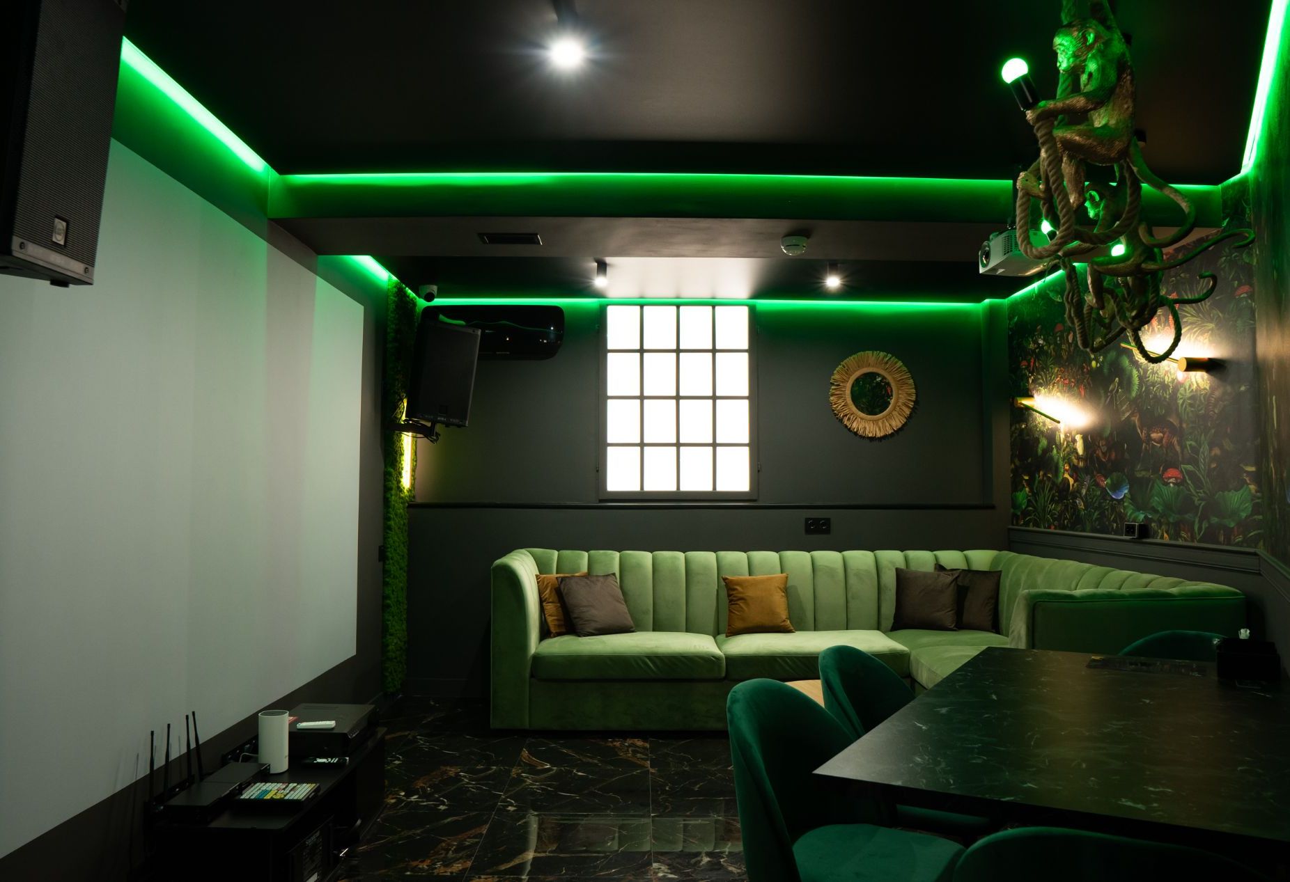 Караоке-лофт в стиле джунглей с зелеными стенами