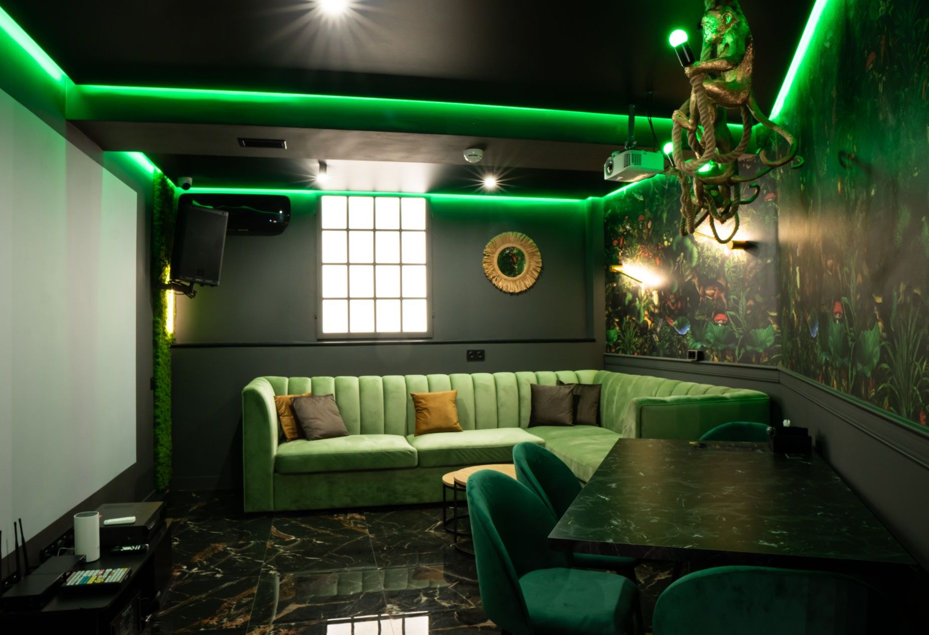 Зона для отдыха в караоке-лофте