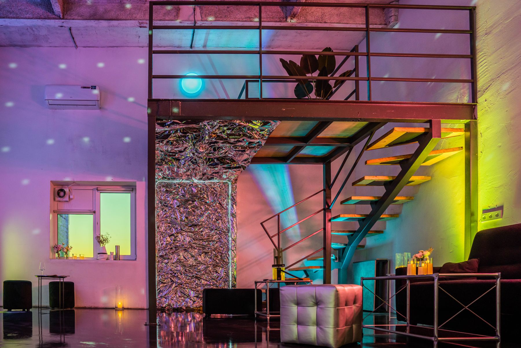 Атмосферный интерьер лофта для праздников