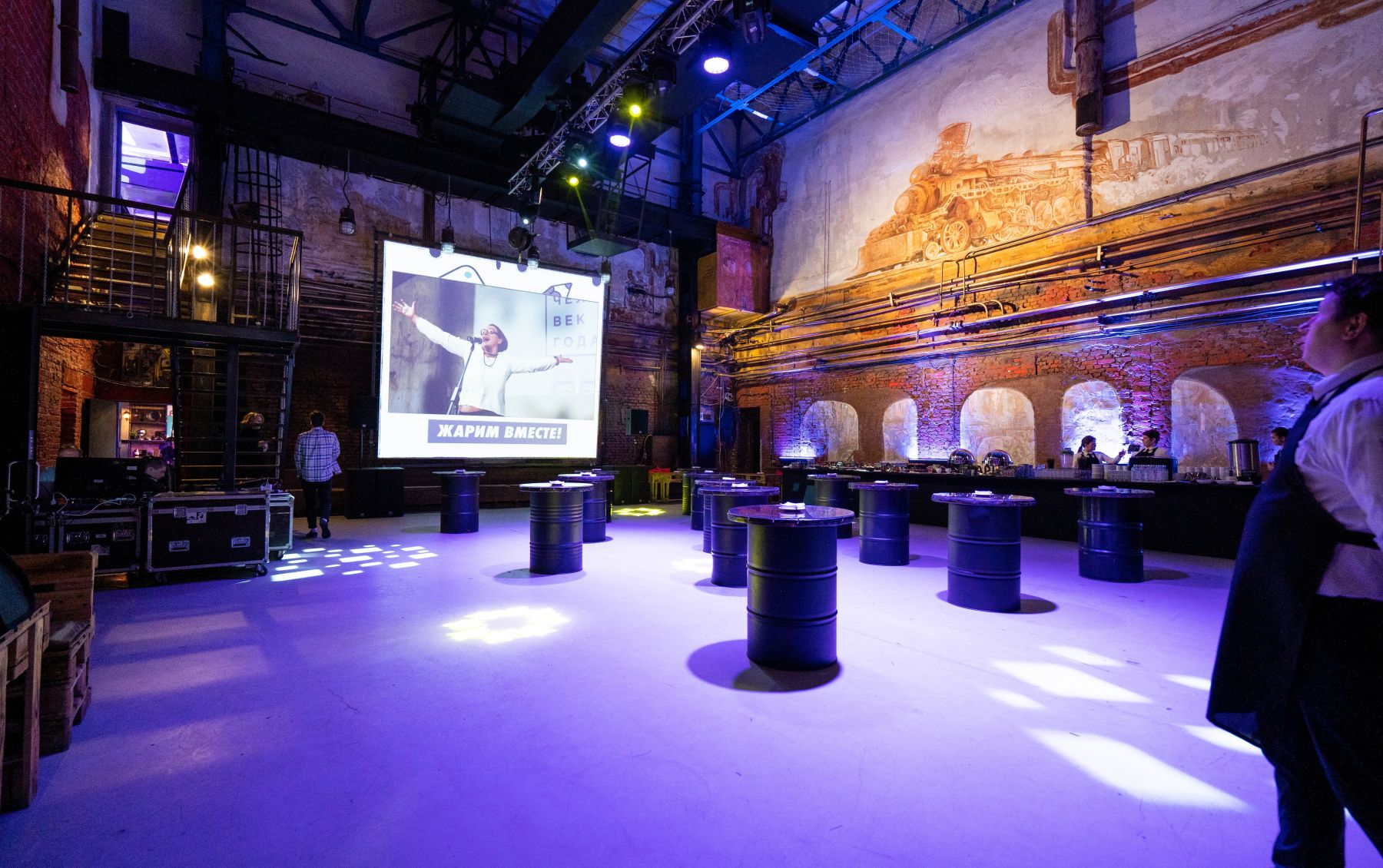 Интерьер лофта Куб с высокими потолками