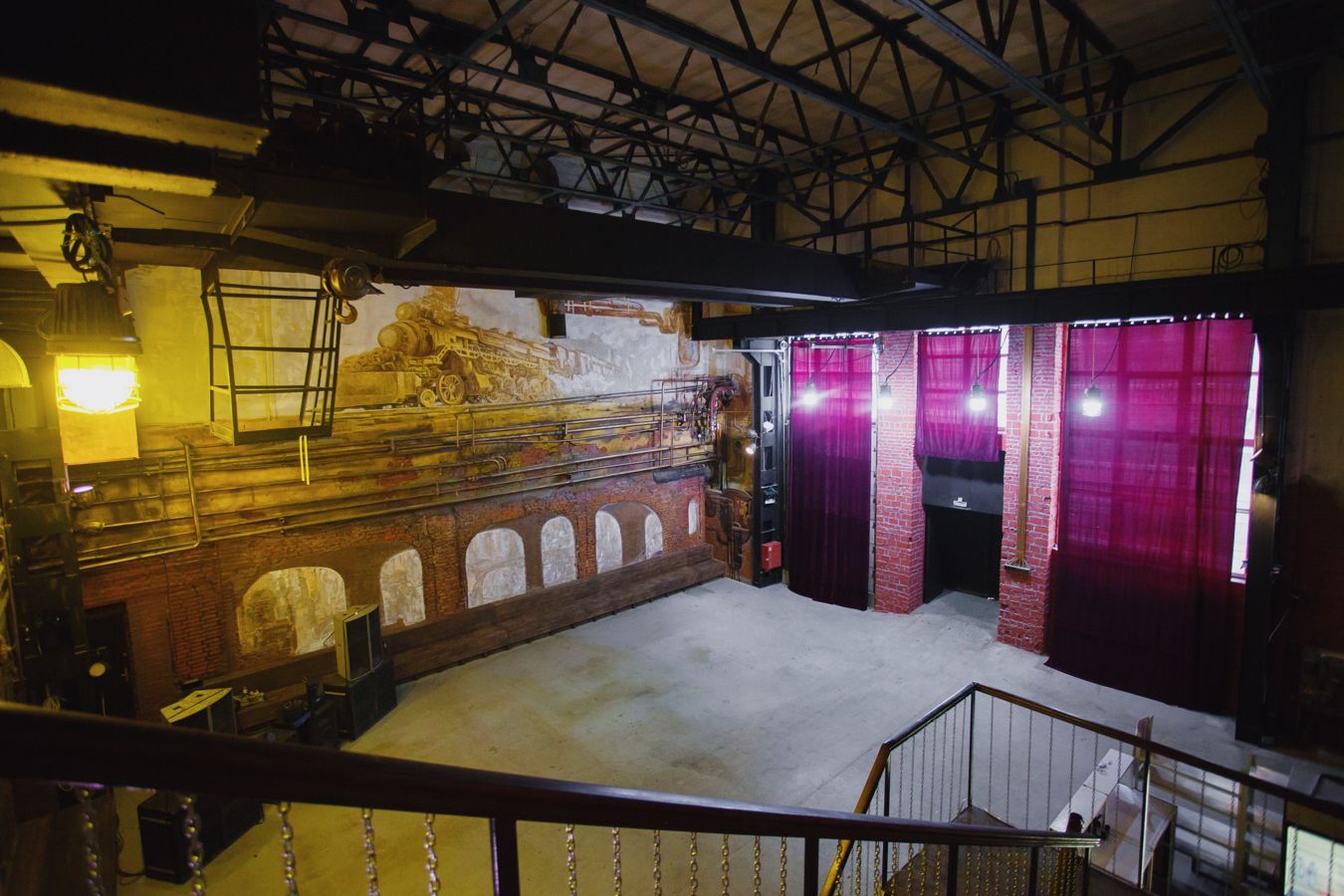 Стильный дизайн индустриального лофта Куб