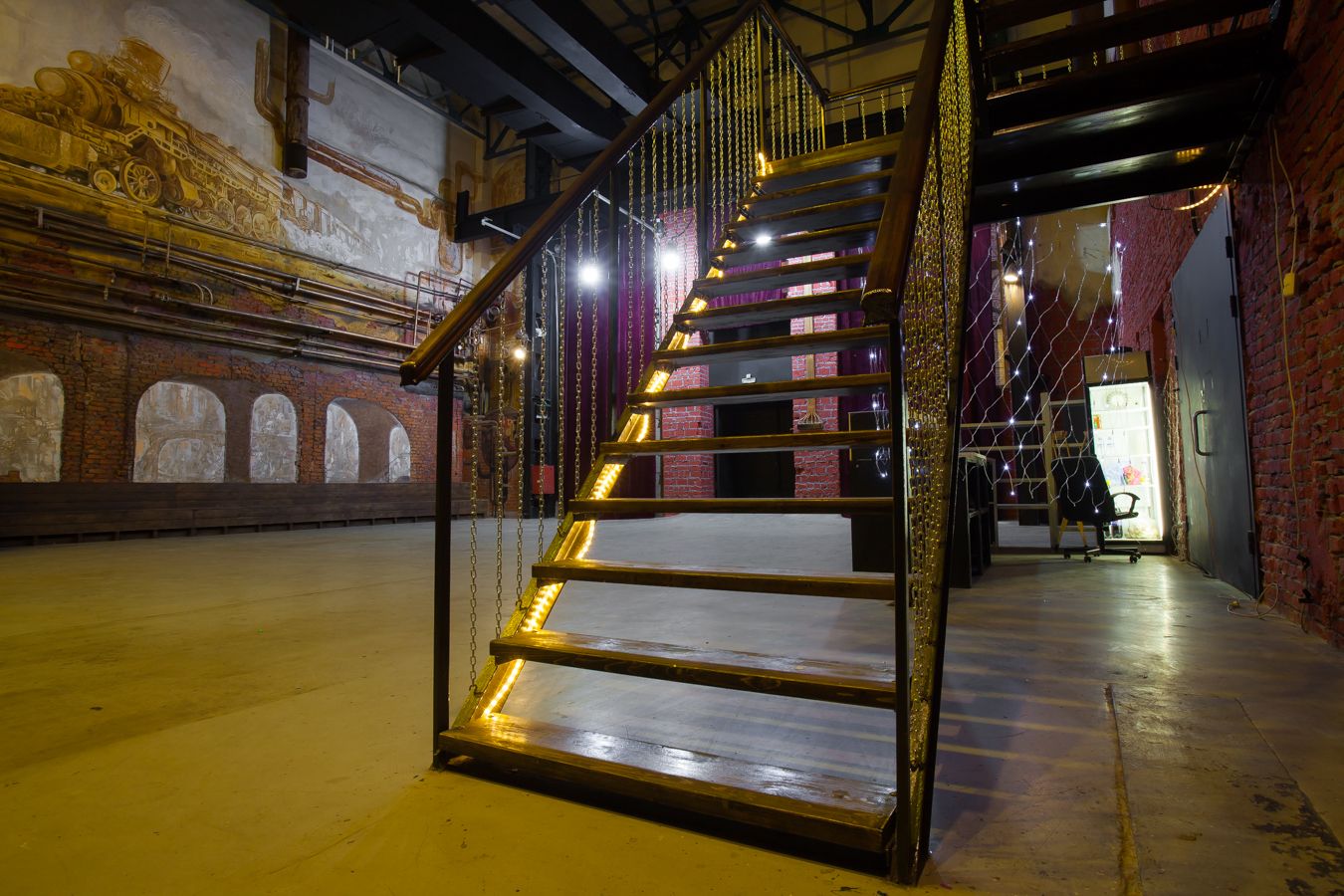 Зона для танцев в лофте Куб