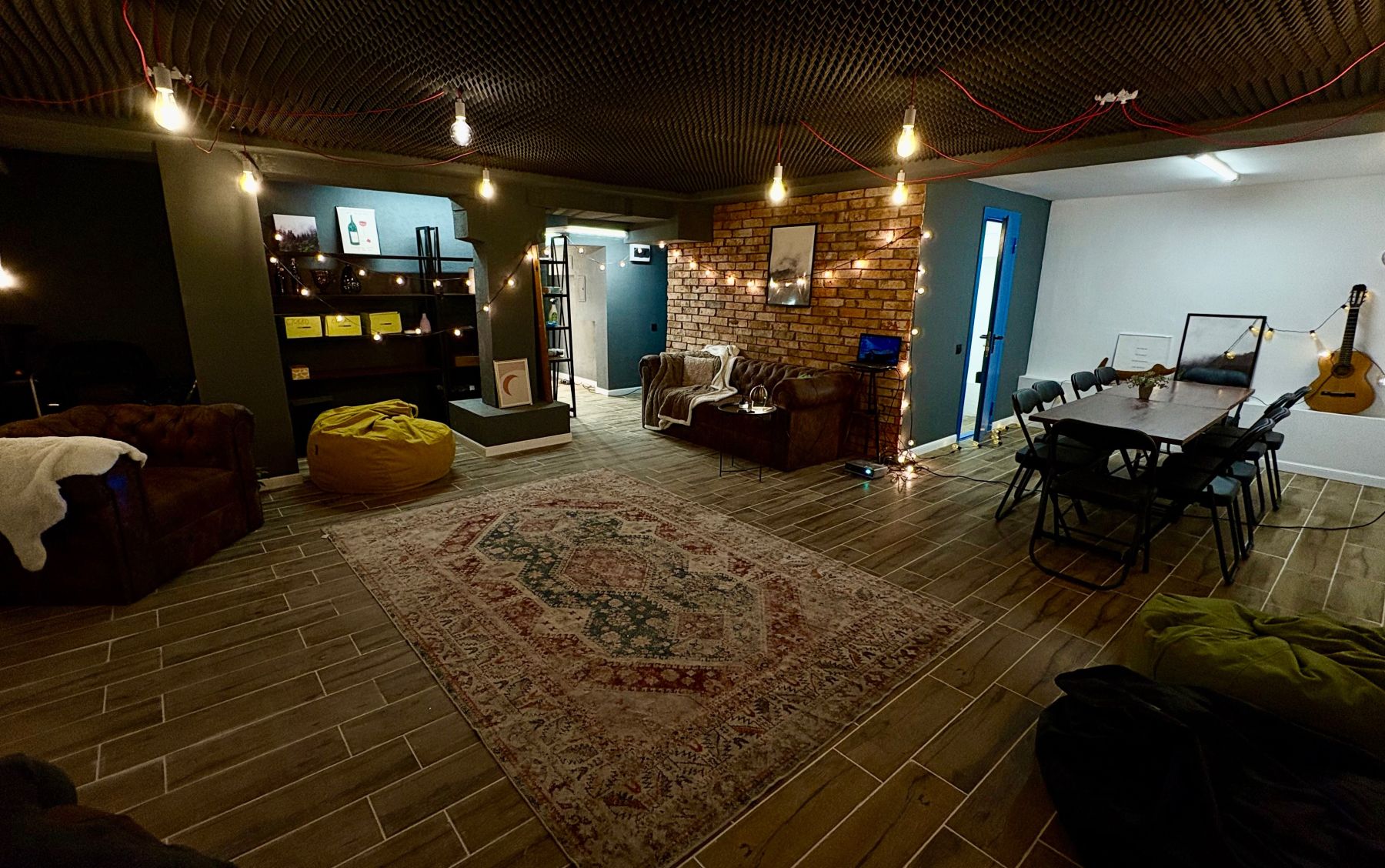 Интерьер лофта Вольта с кирпичными стенами