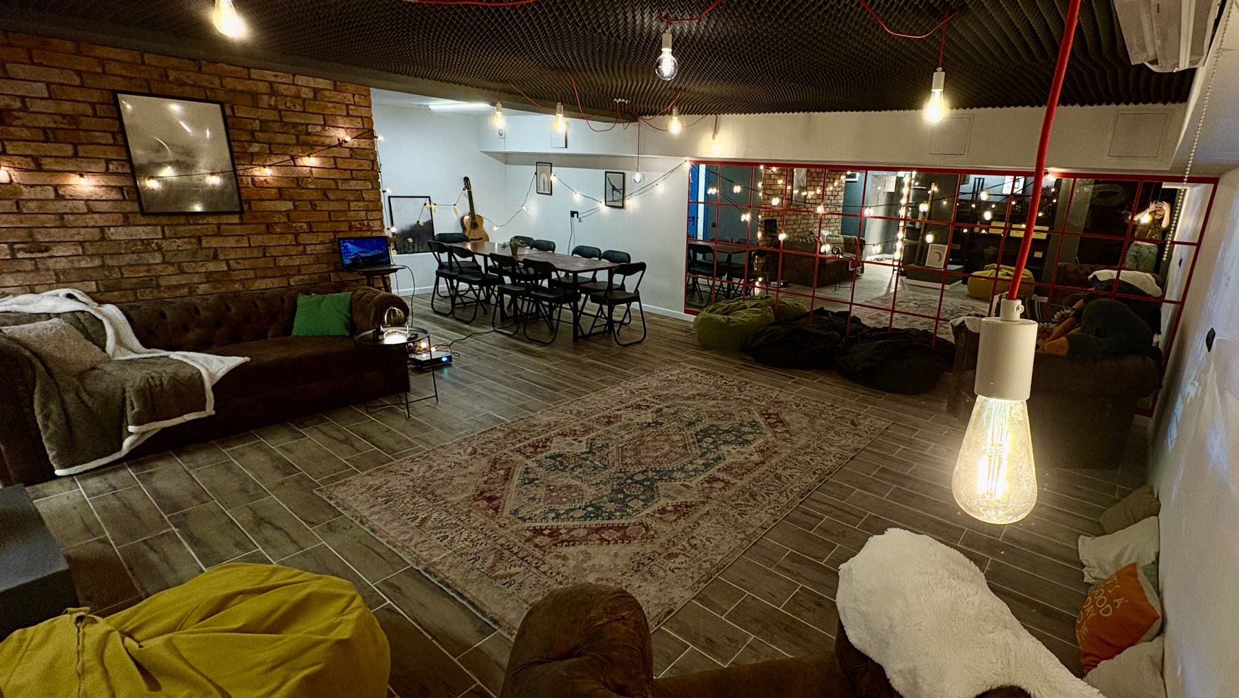 Дизайнерская мебель в лофте Вольта