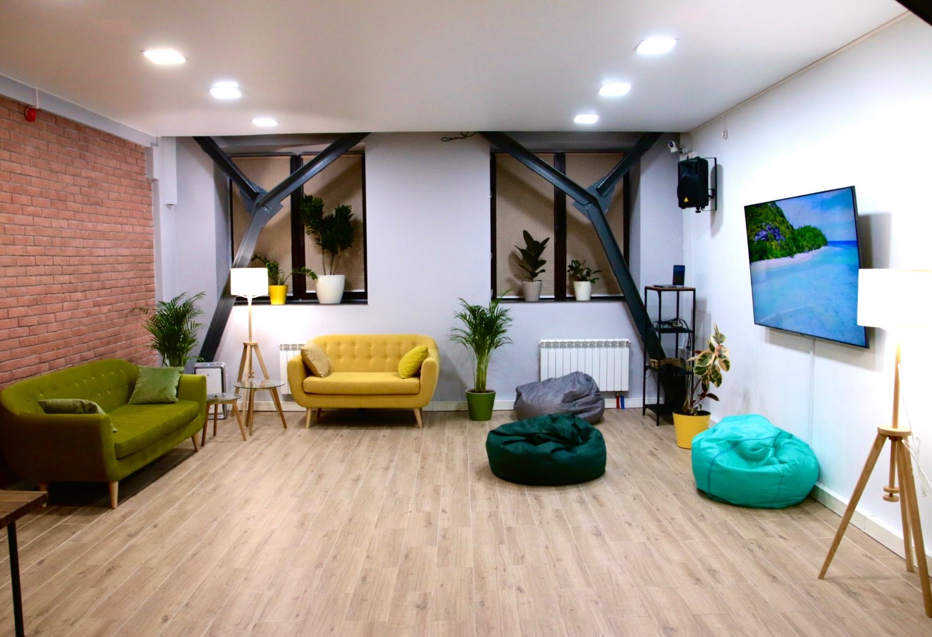 Лофт Природа - стильный зал для мероприятий с диванами