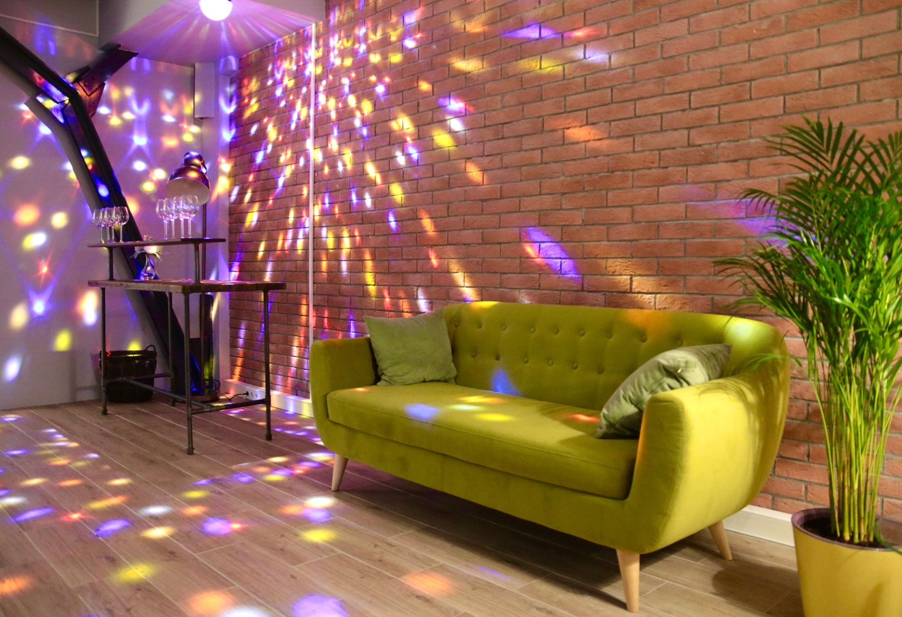 Барная стойка и зона отдыха в лофте Природа