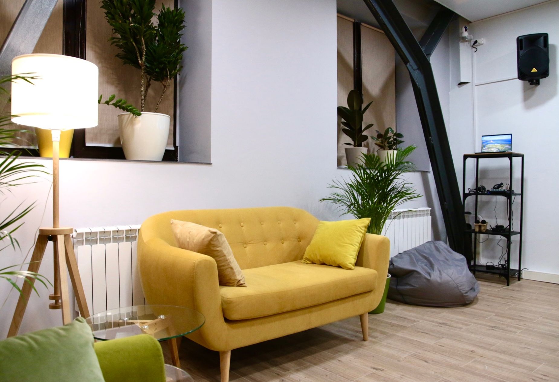 Зал для мероприятий с телевизором и аудиосистемой