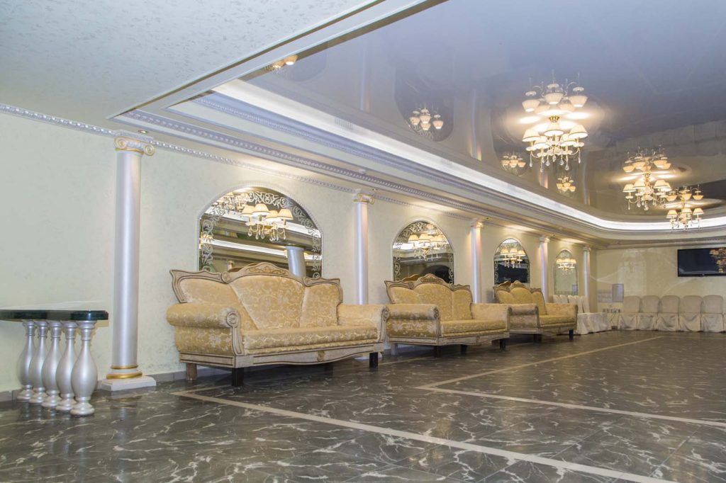 Диван в банкетном зале Garden Hall