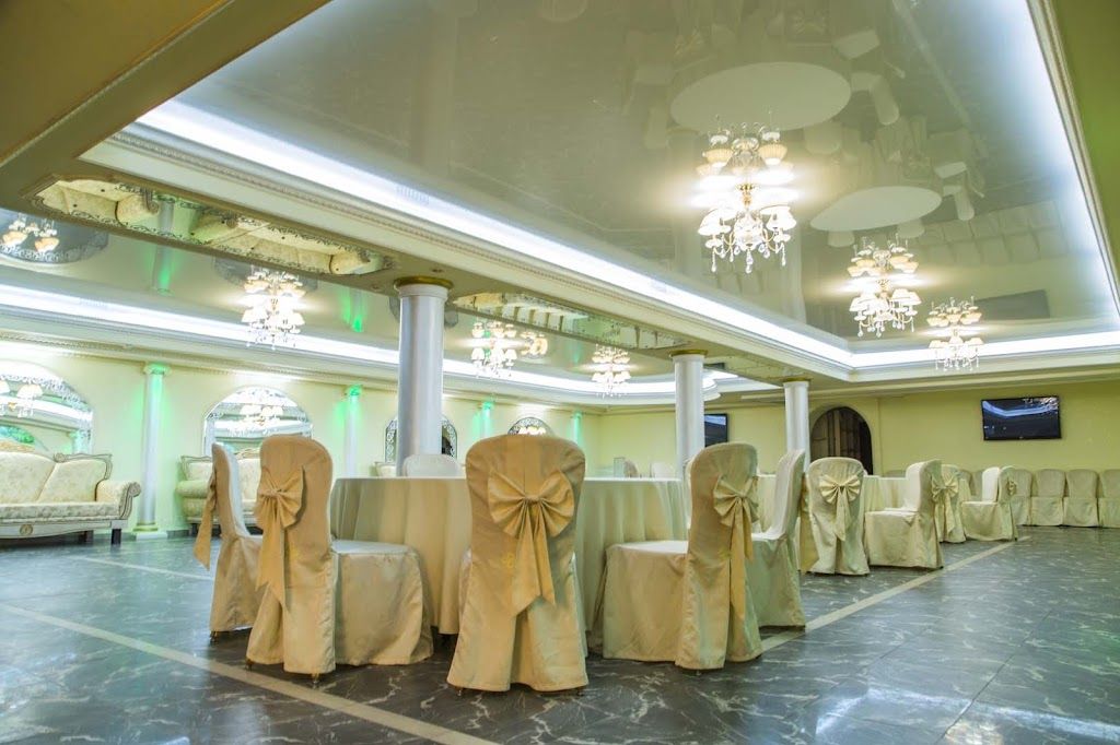 Фиолетовые детали интерьера Garden Hall