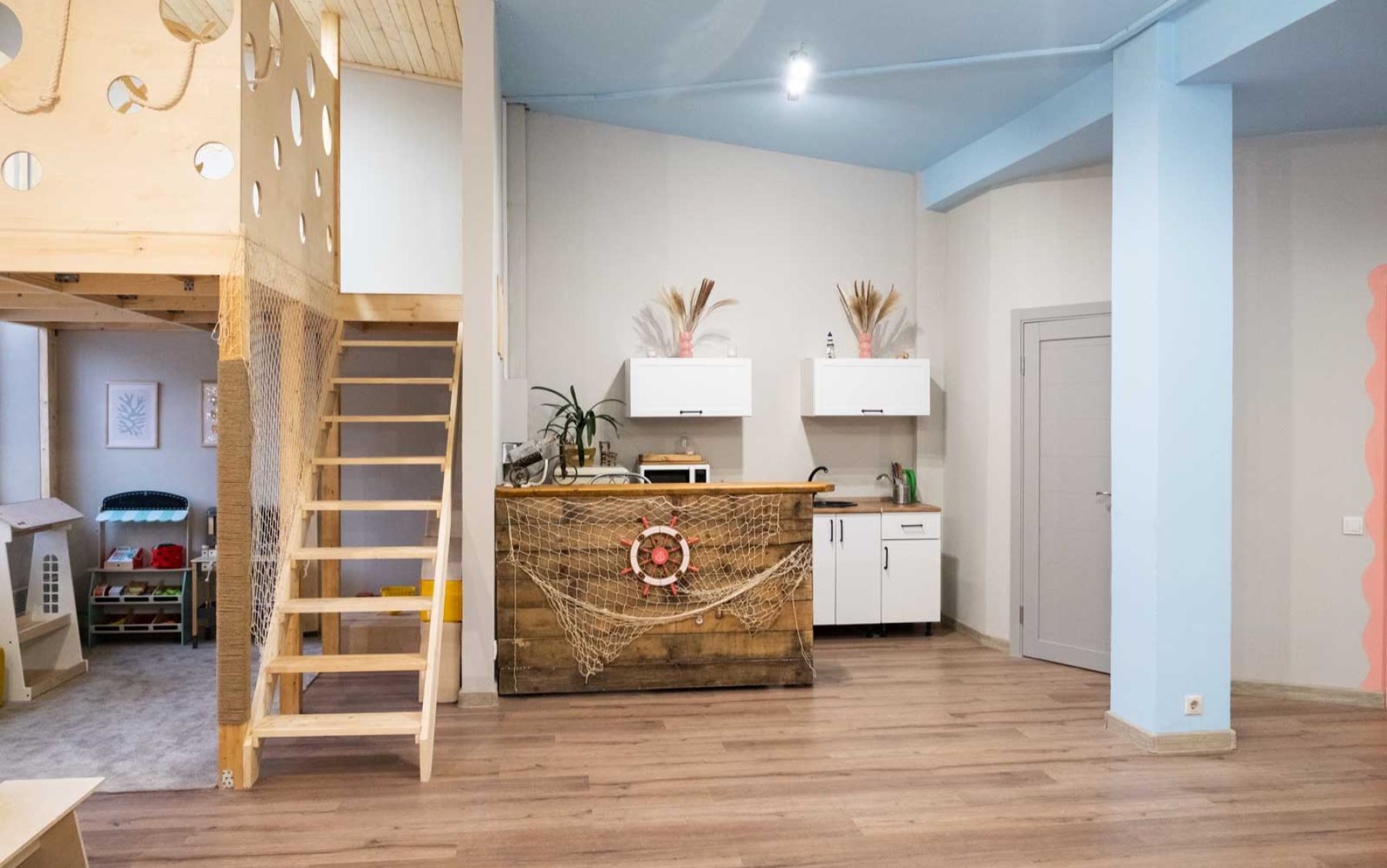 Лофт Море в BabySpace - зал с панорамными окнами