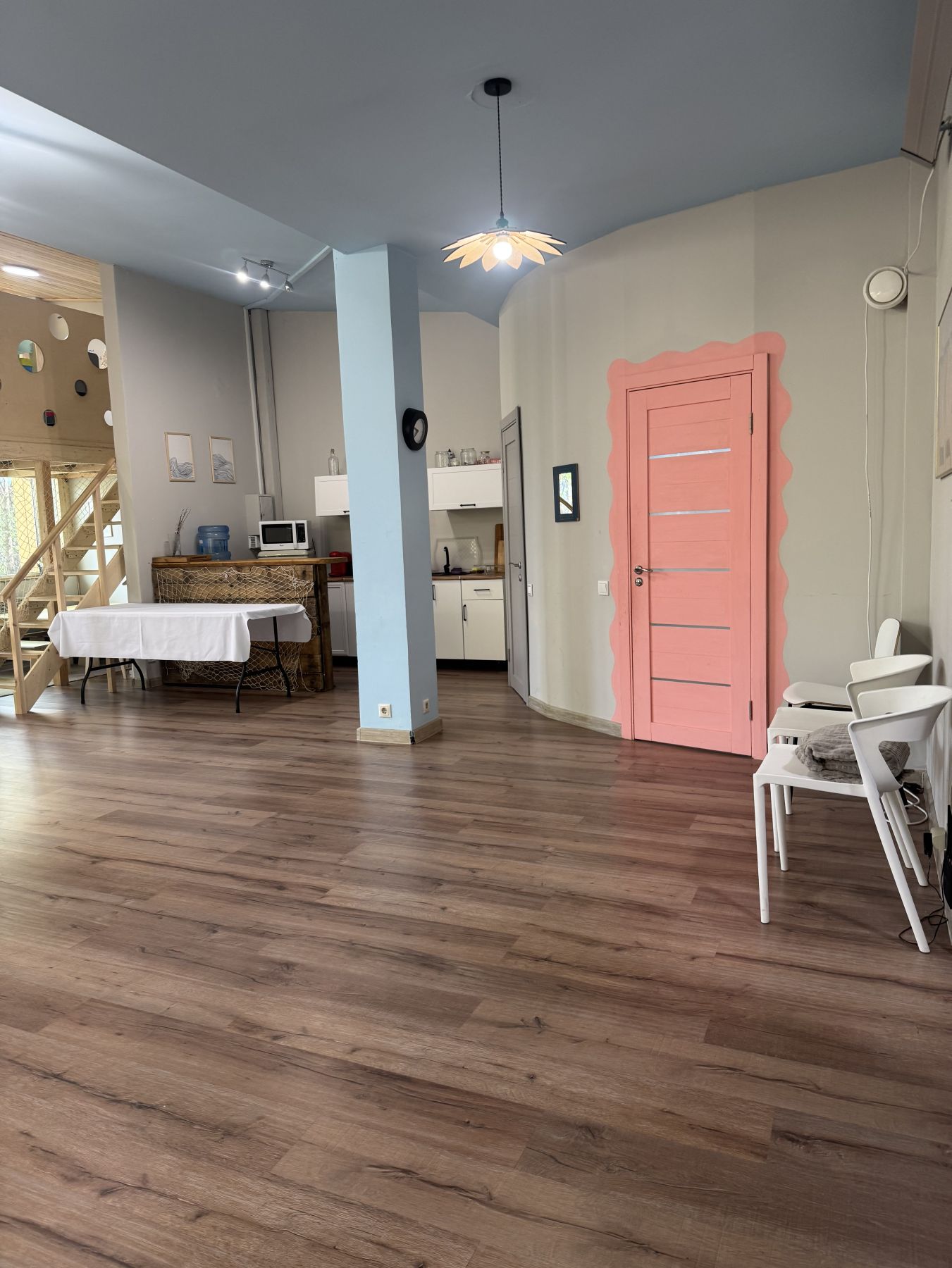 Столовые зоны в лофте Море