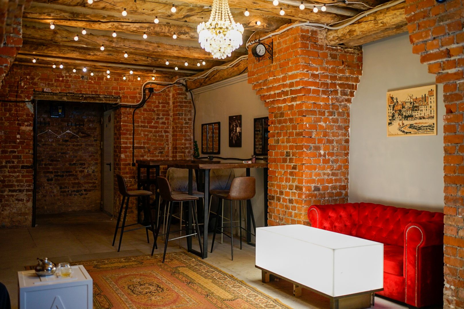 Сцена для выступлений в лофт-баре Три Бобра