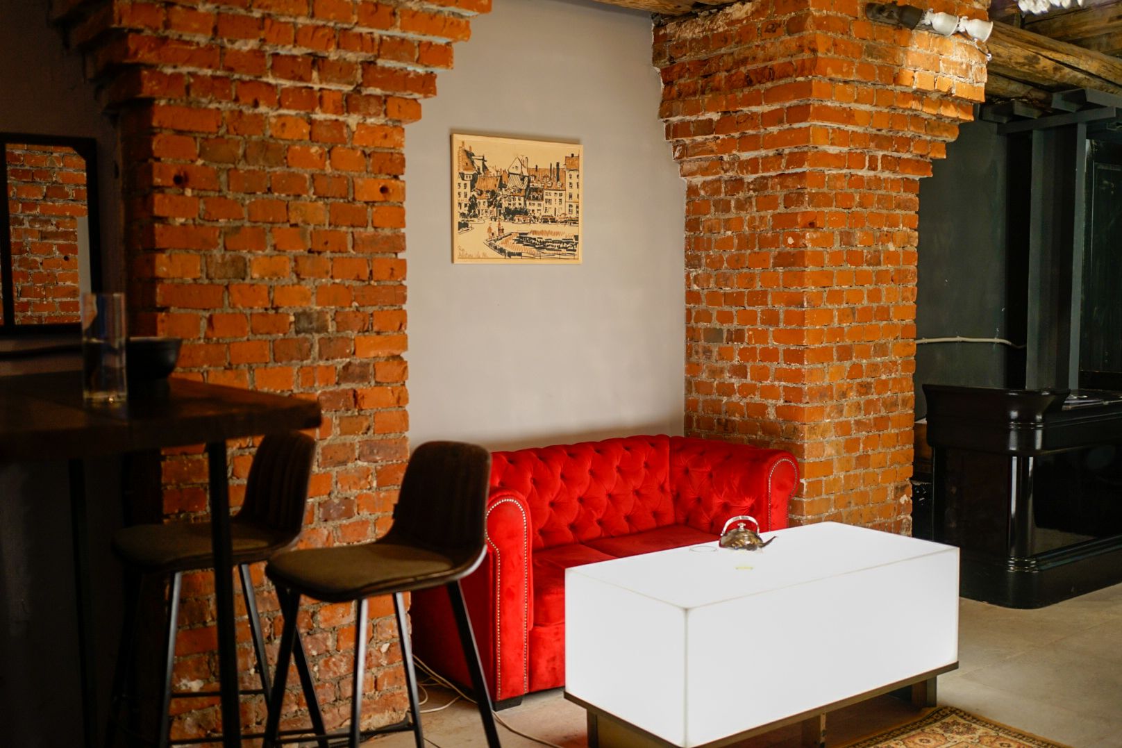 Барные стойки в лофт-баре Три Бобра