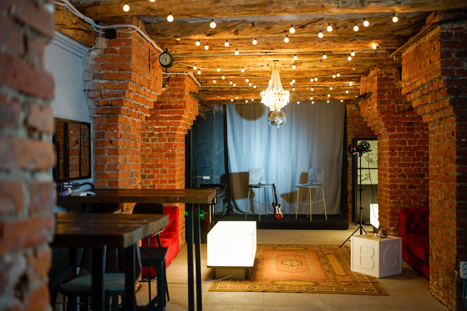 Уютная атмосфера в лофт-баре Три Бобра