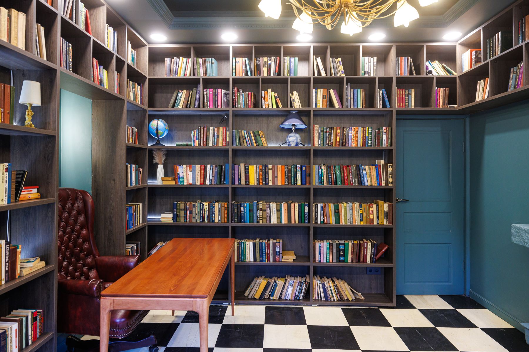 Современный интерьер лофта для бизнес-встреч