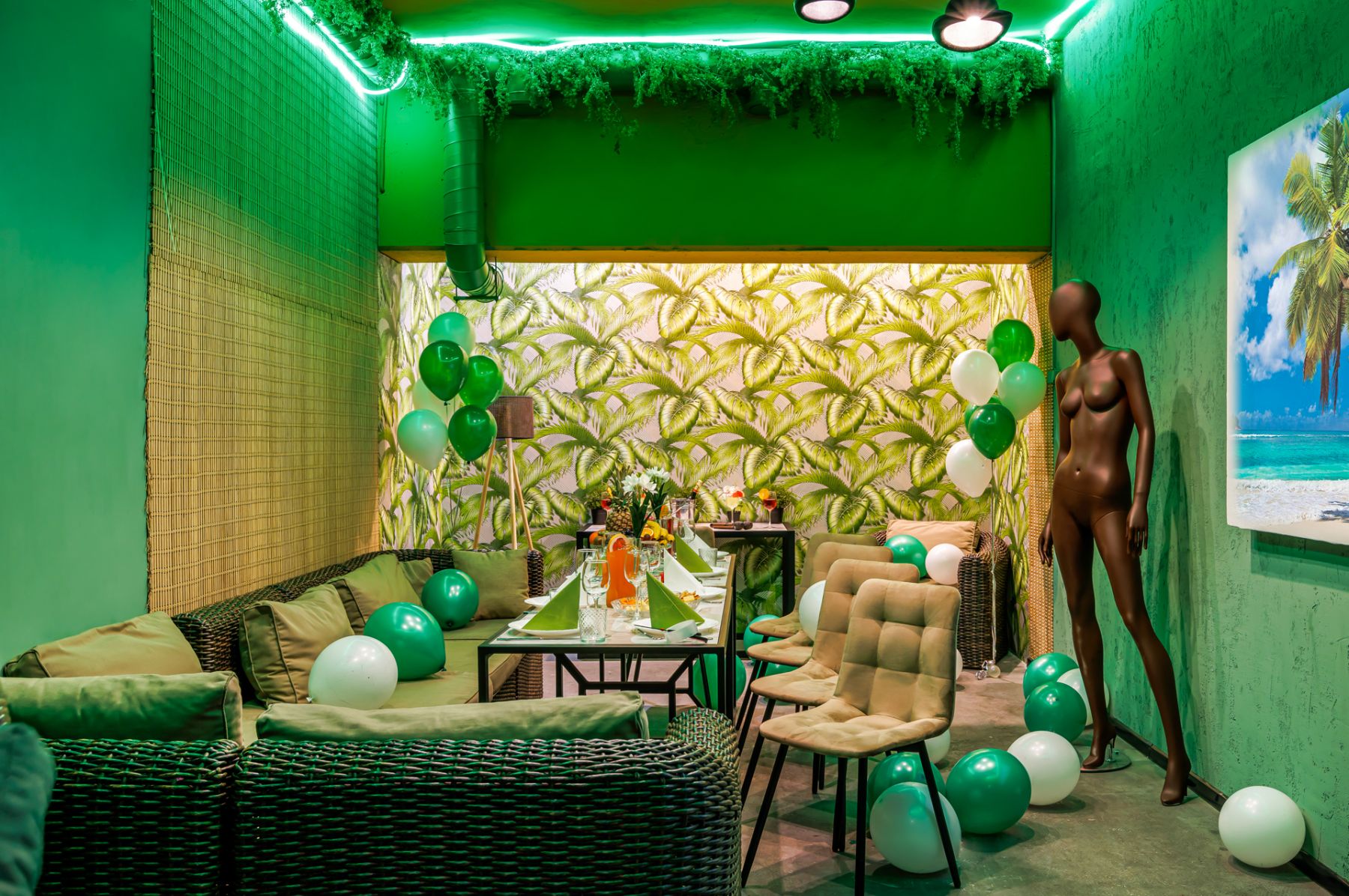 Стильная неоновая подсветка в лофте