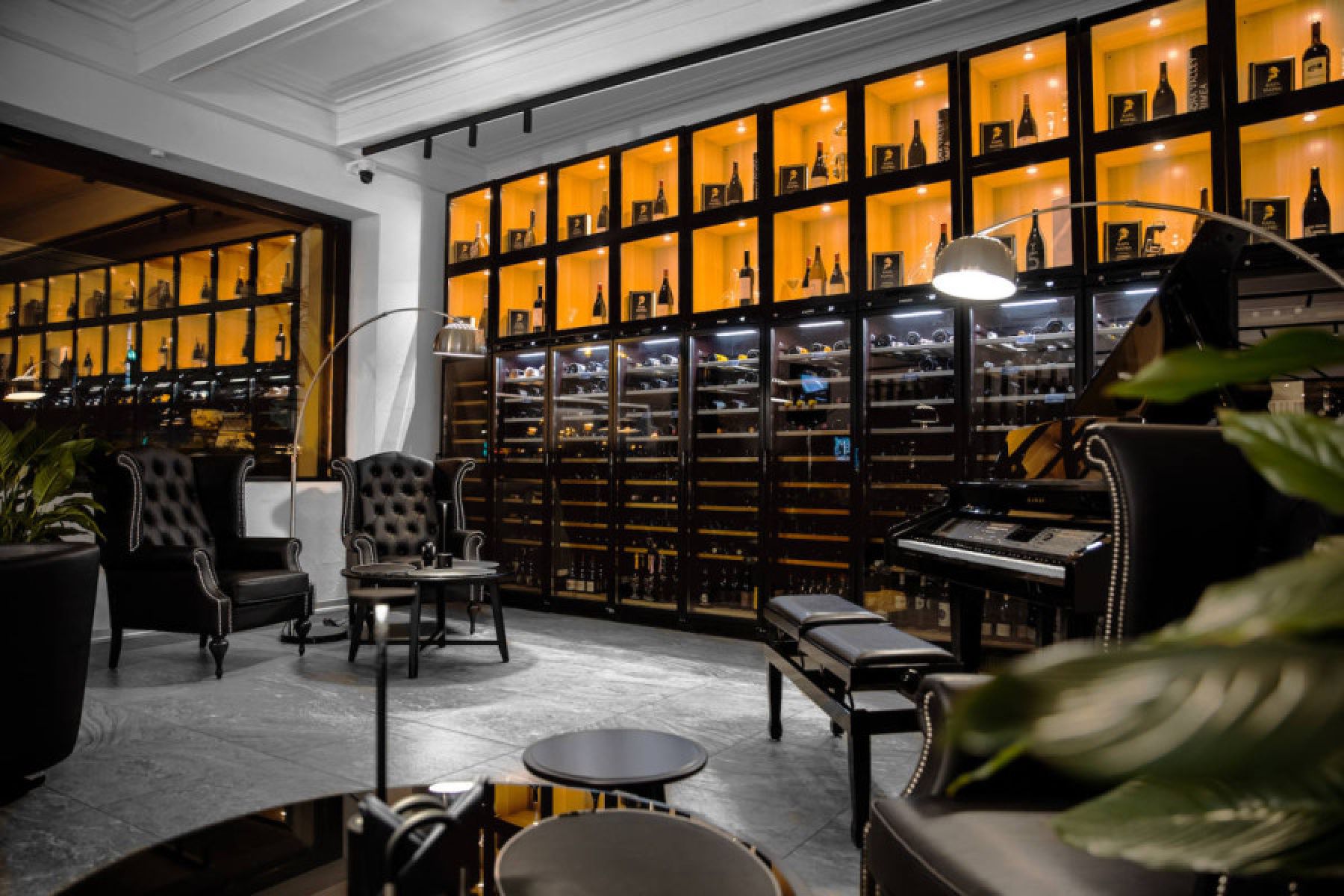 Интерьер лофта Kapital Bar с чёрными кожаными креслами