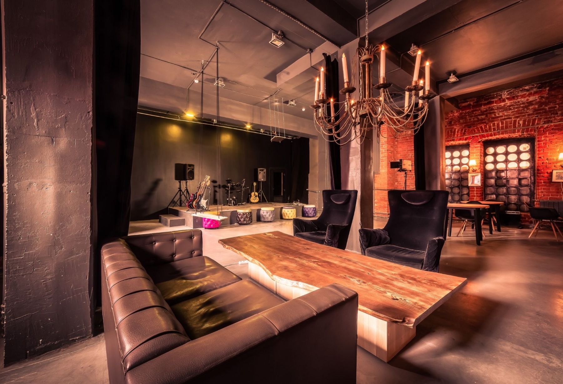 Интерьер лофта с барной стойкой