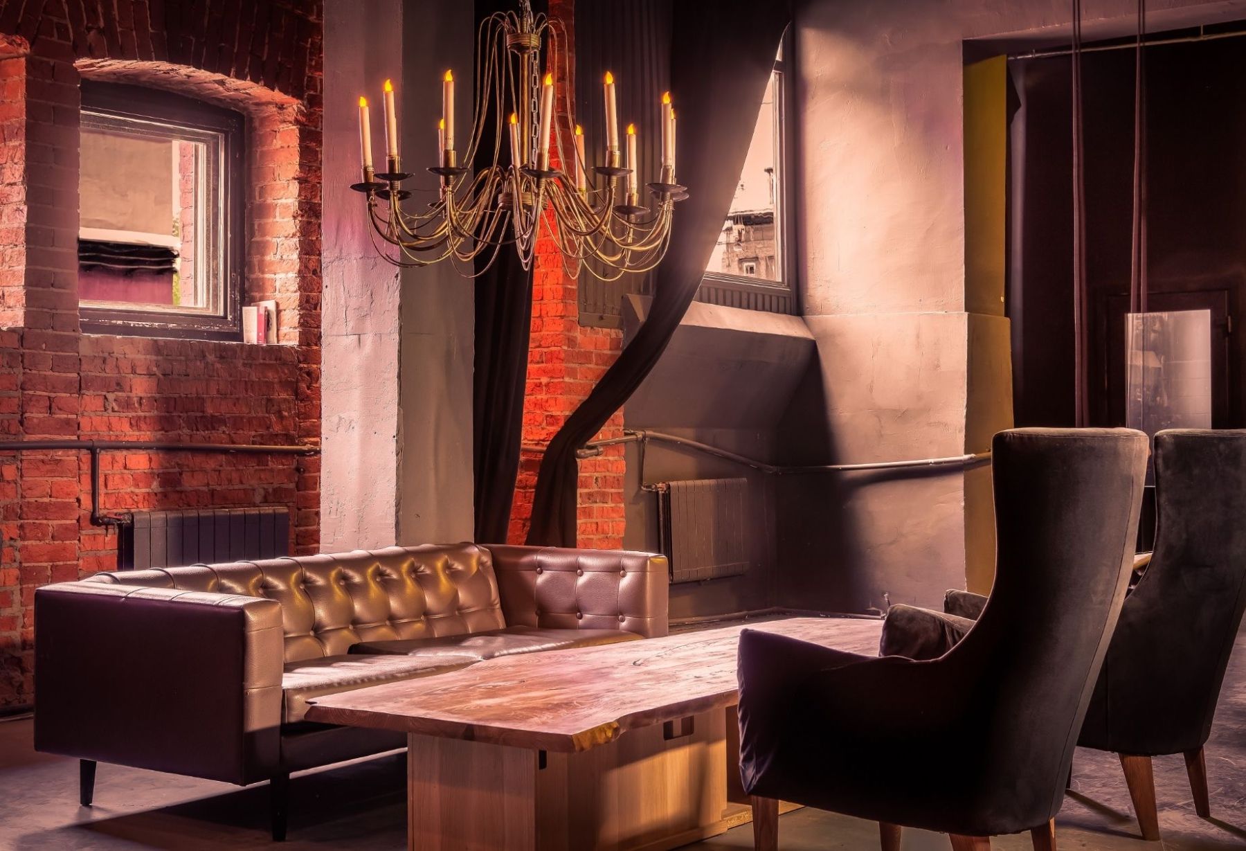 Сцена с музыкальным оборудованием в лофте