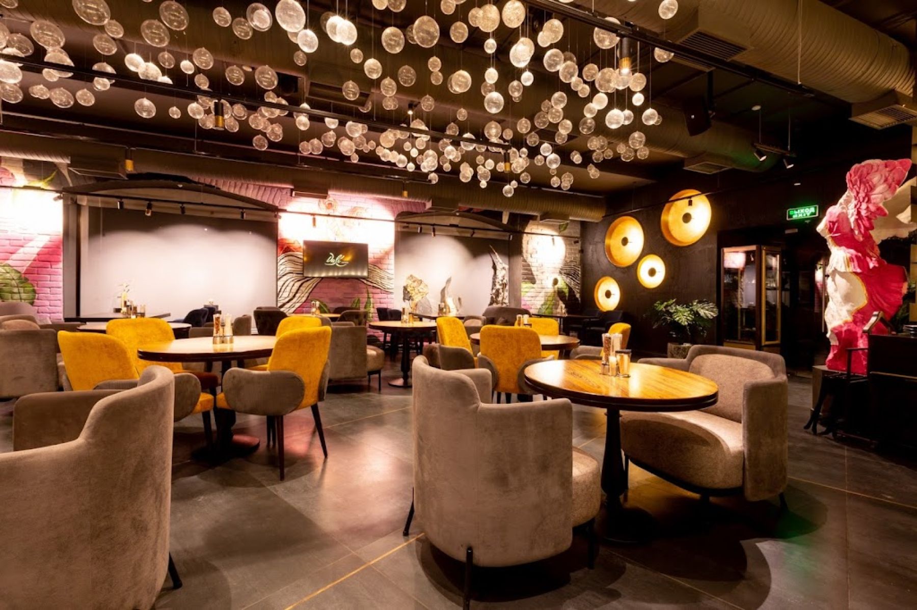 Банкетный зал Dali - столы и стулья