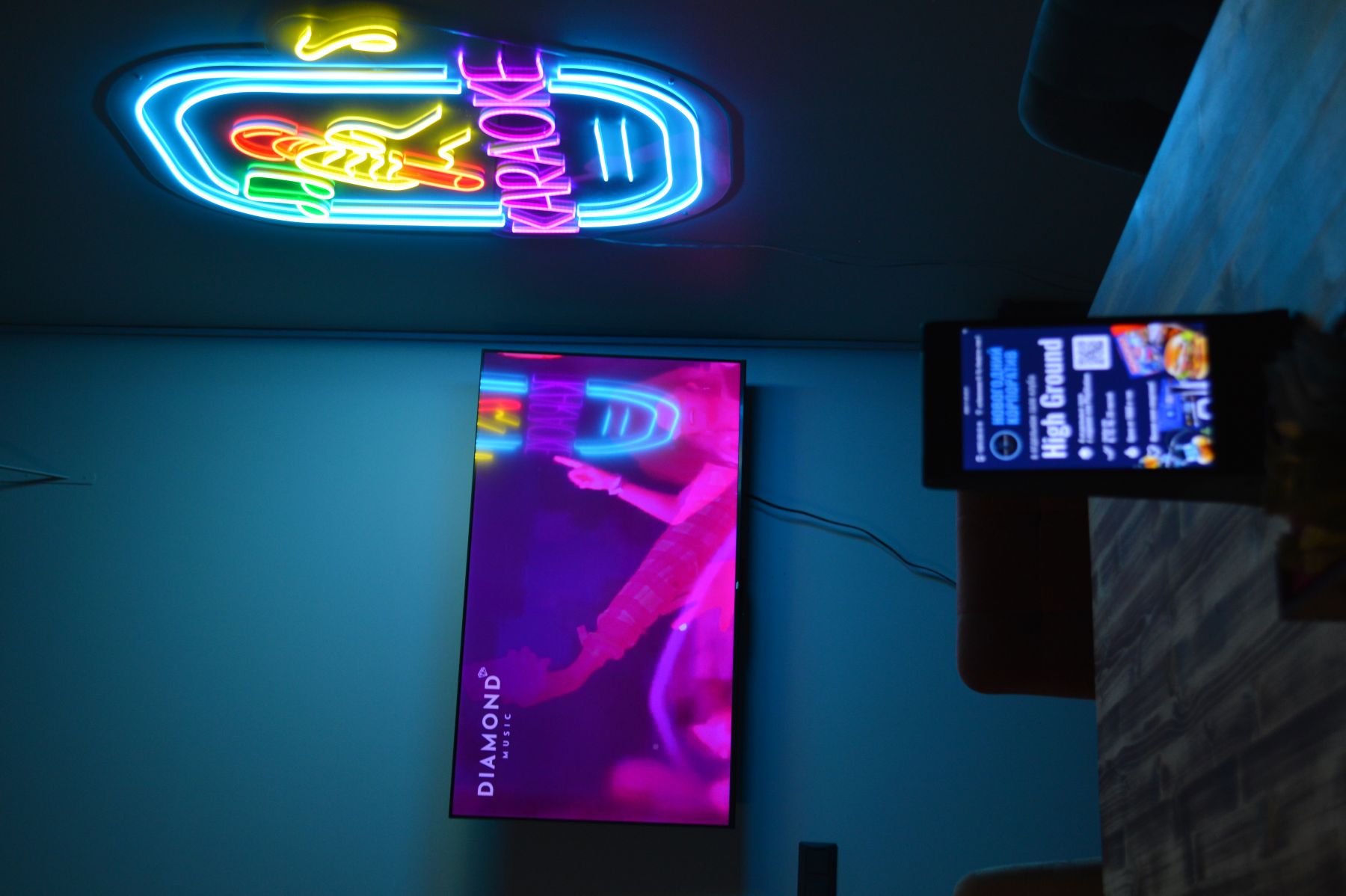 Интерьер зала с саксофоном и диванами