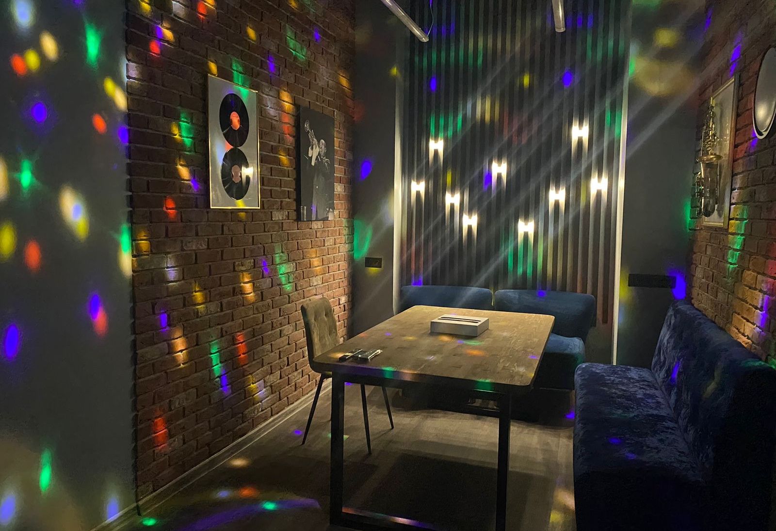 Стол и освещение в зале