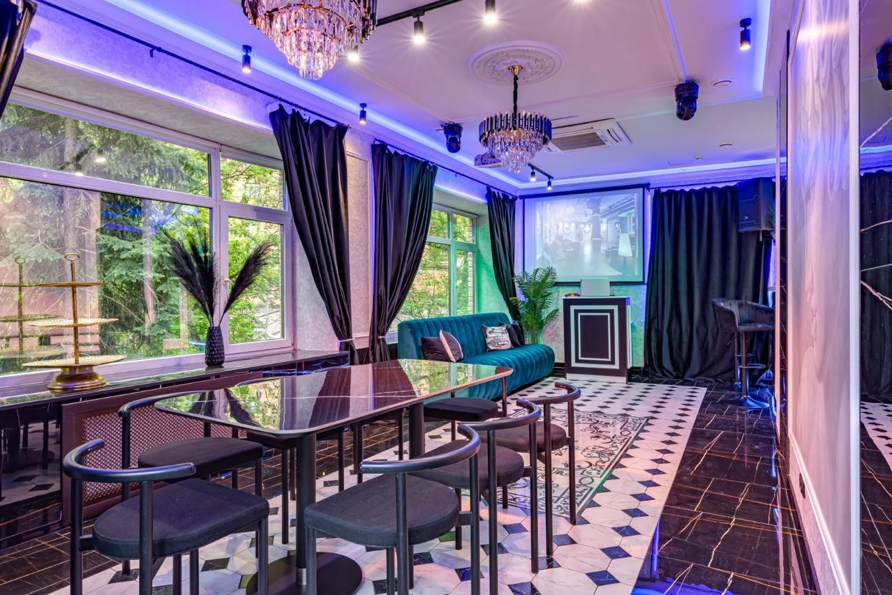 Интерьер лофта на Бауманской - классика и поп-арт