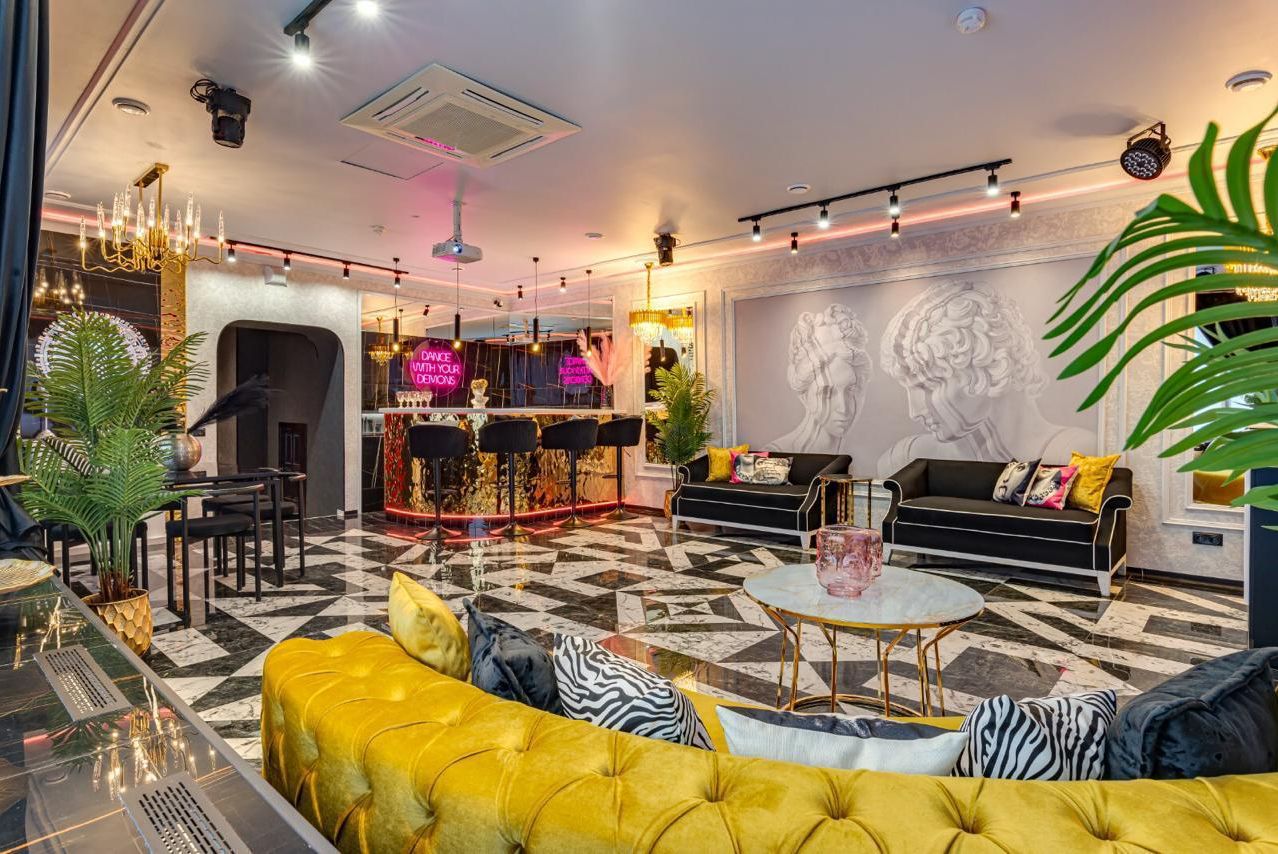 Веранда лофта на Бауманской с панорамными окнами