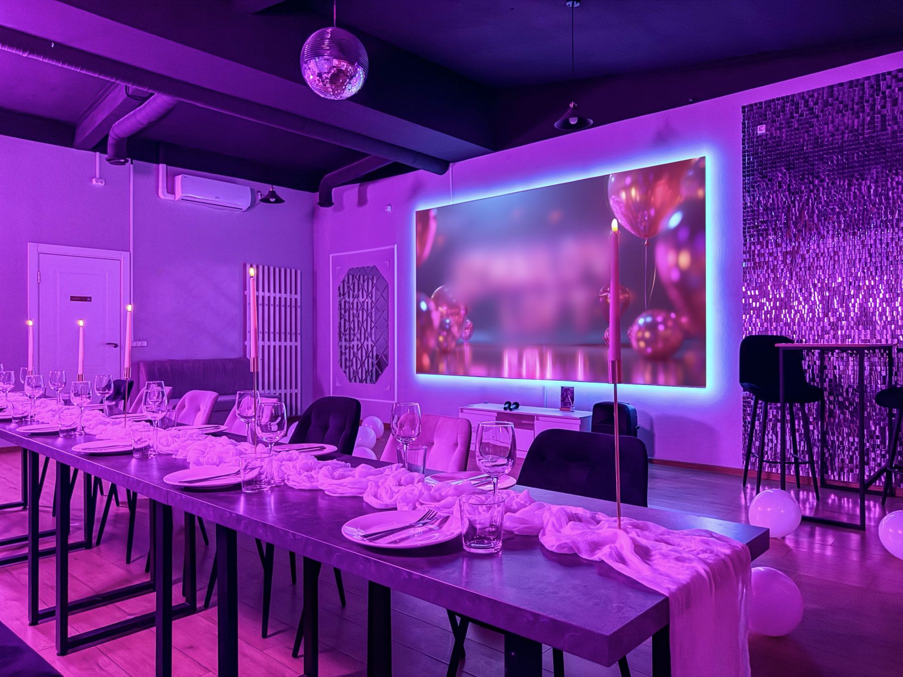Просторный зал с неоновой подсветкой