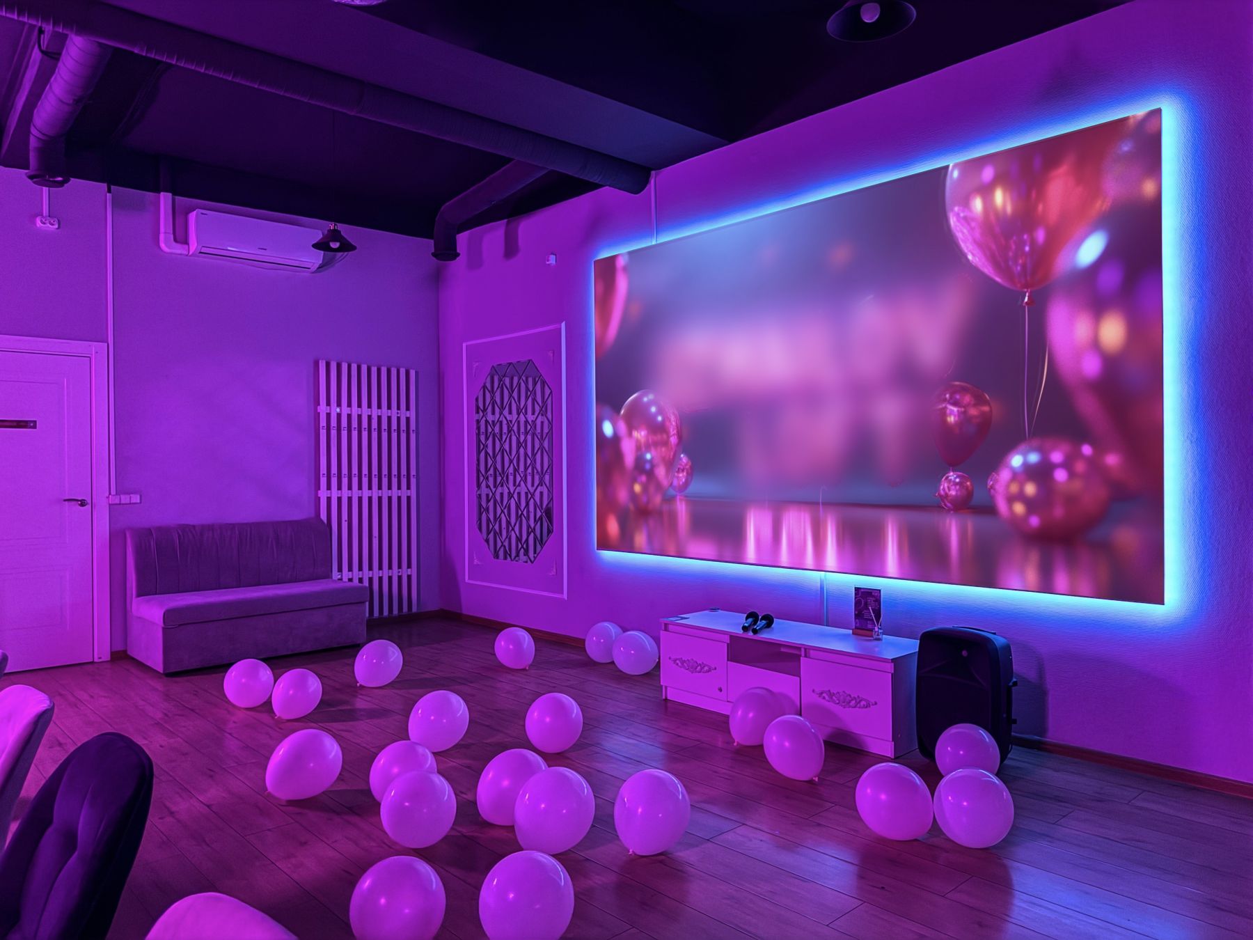 Светомузыка и диско-шар в лофте