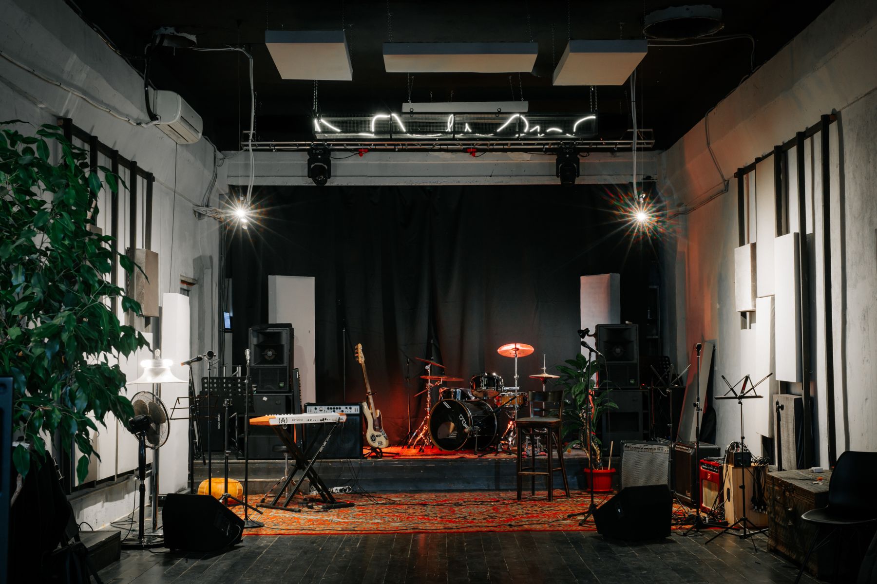 Интерьер лофта с панорамными окнами