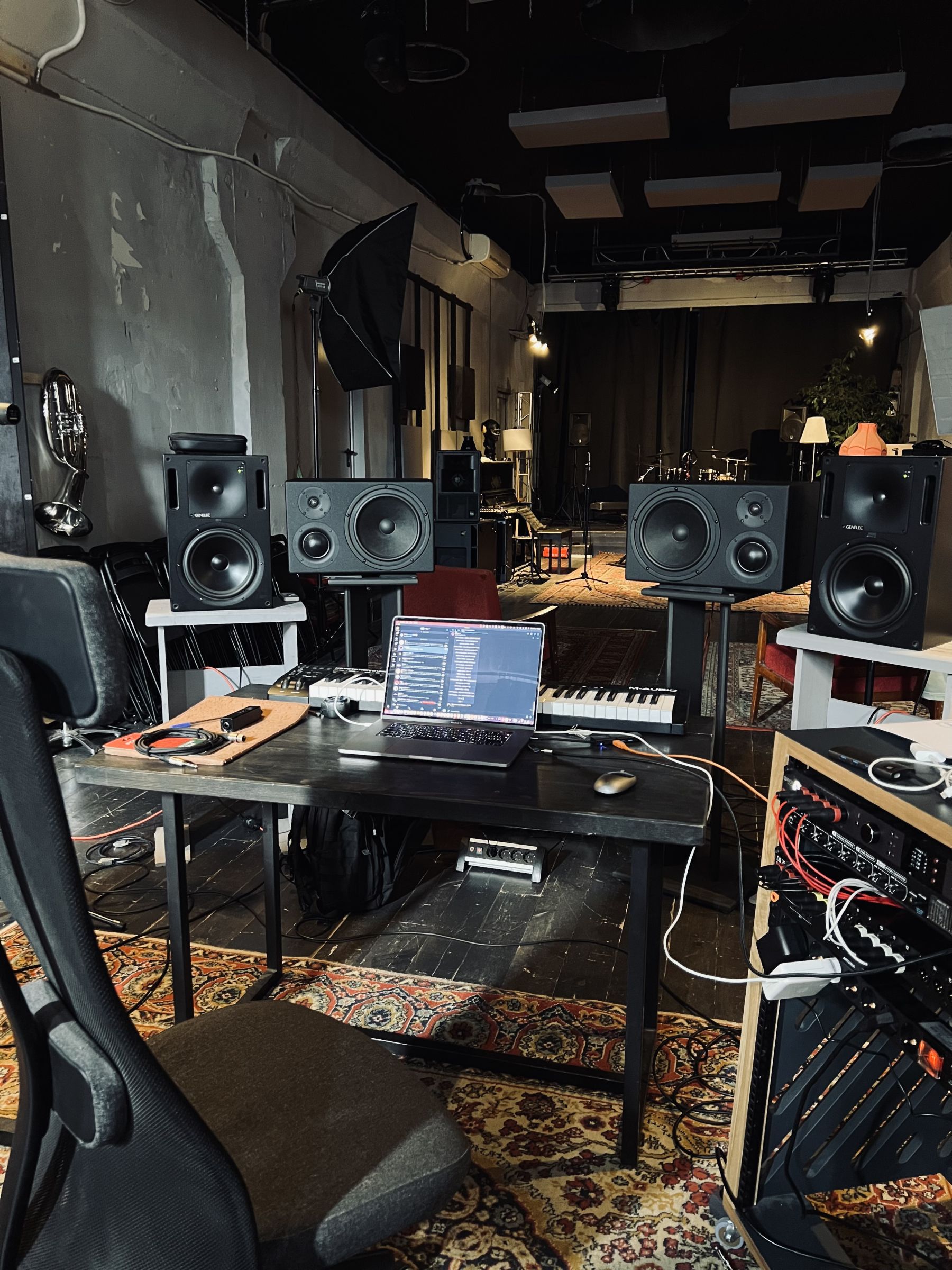 Сцена в музыкальном лофте ВОКЗАЛ