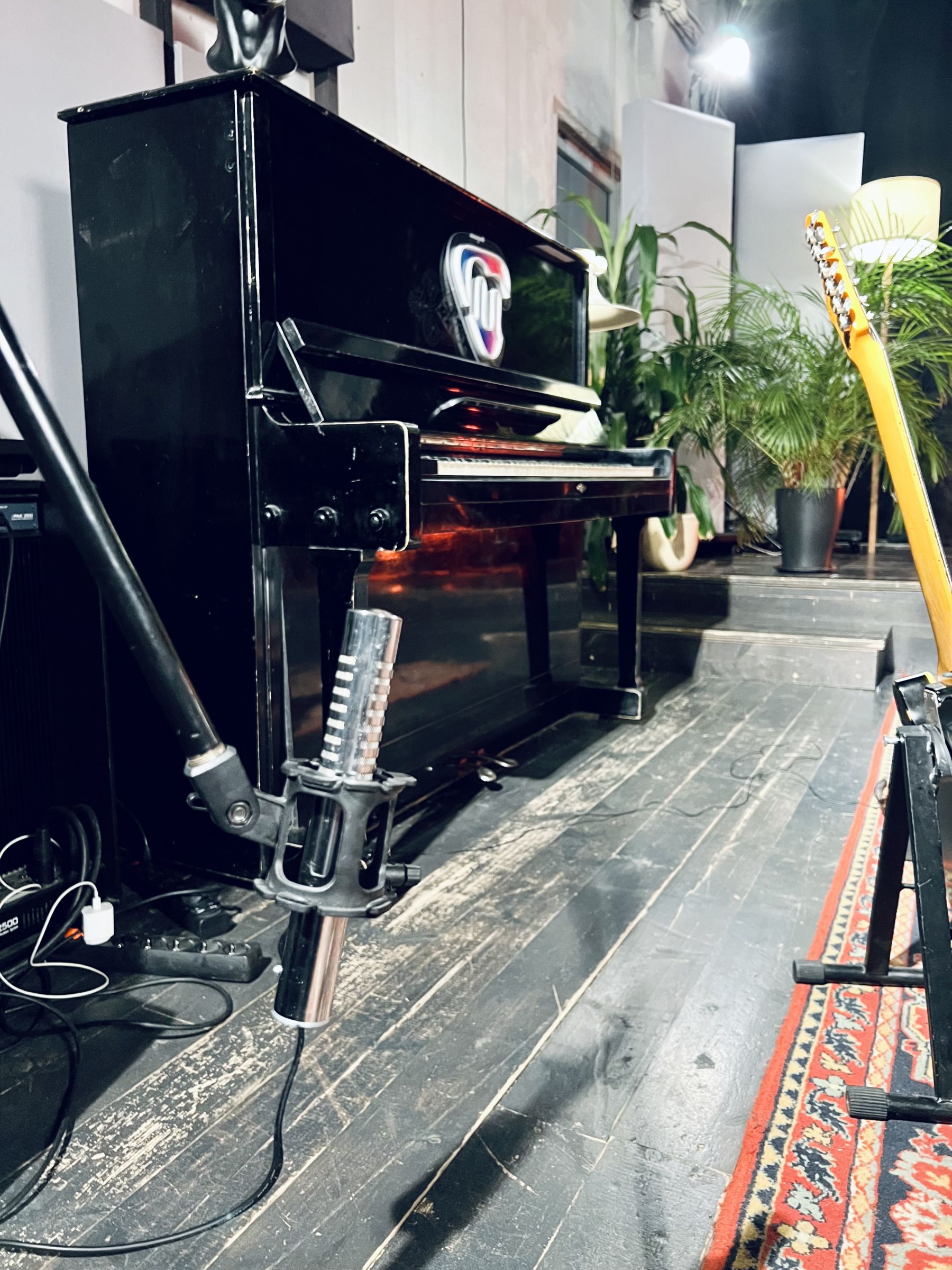 Атмосфера музыкального лофта ВОКЗАЛ