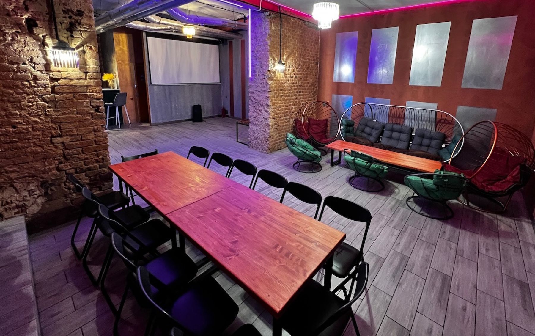 Интерьер индустриального лофта с кирпичными стенами