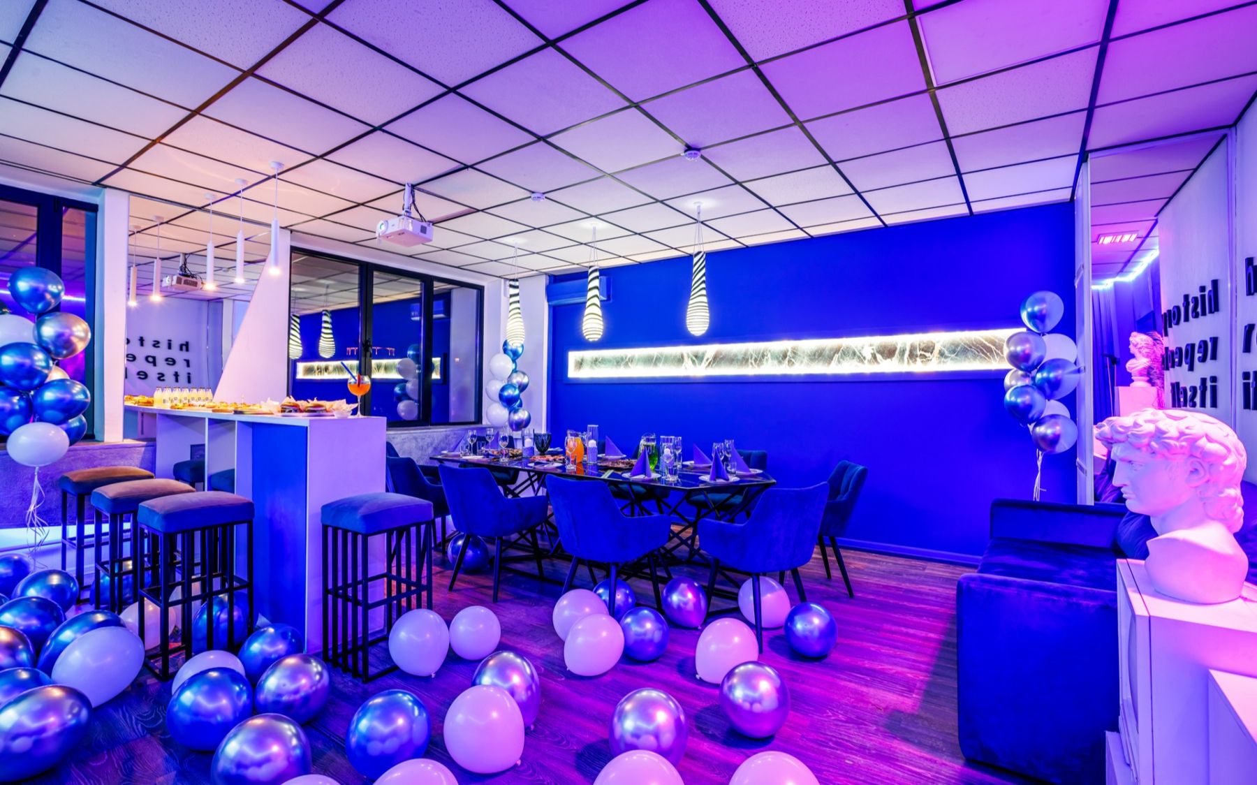 Стильный лофт с неоновой подсветкой