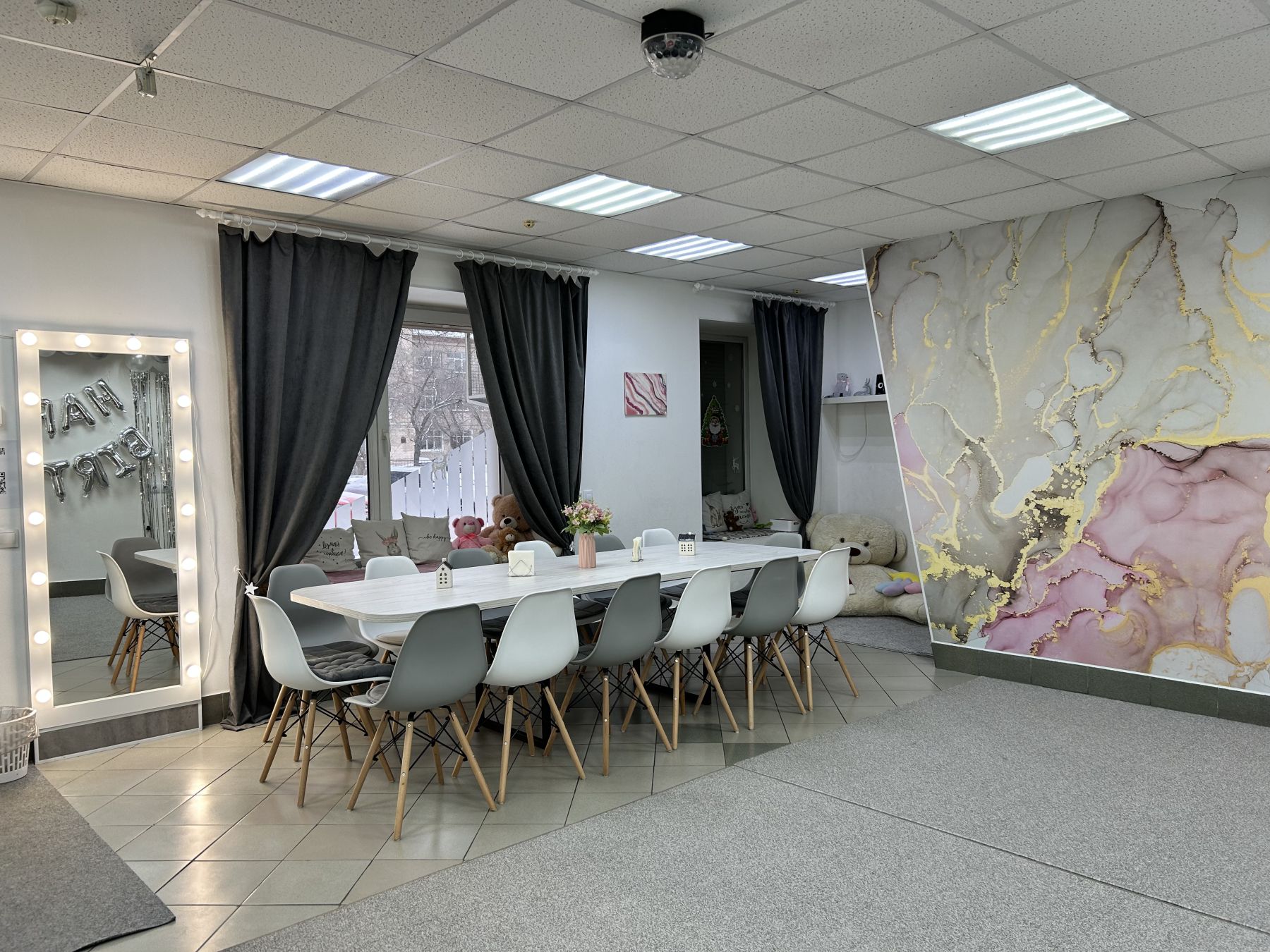 Диван и стол для гостей в лофте