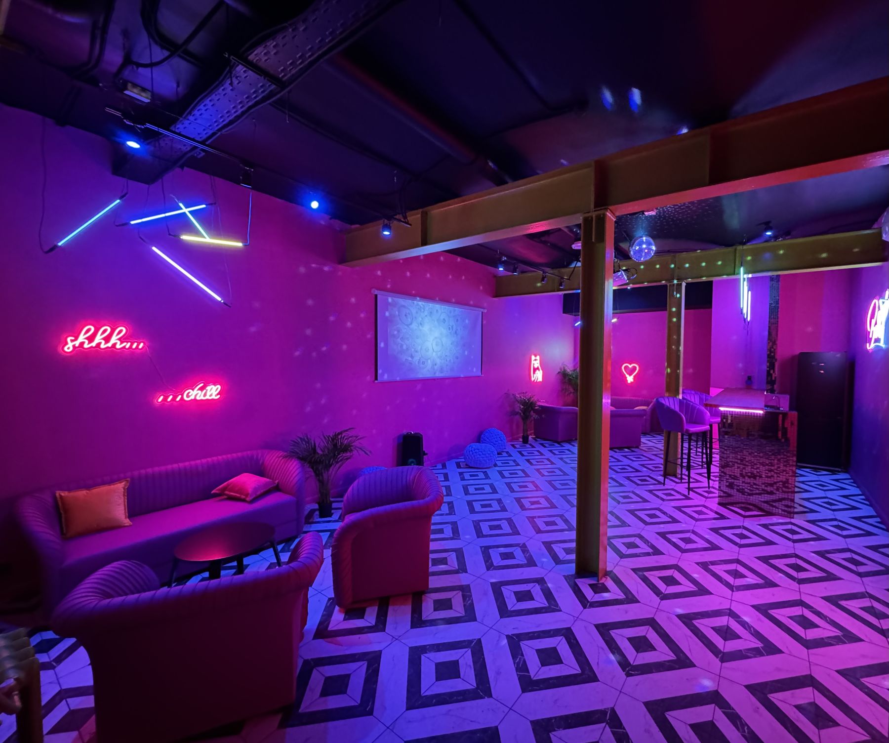 Интерьер Prisma Loft с неоновыми композициями