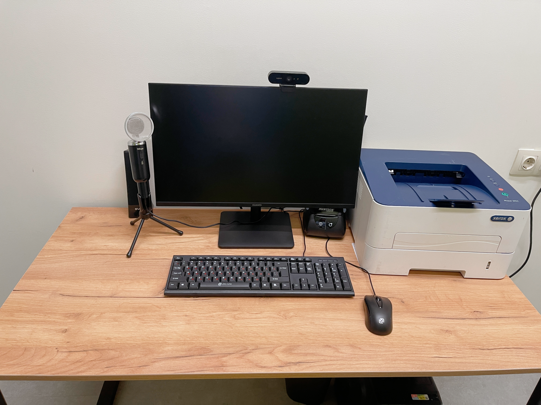 Интерьер вебинарной аудитории с панорамными окнами