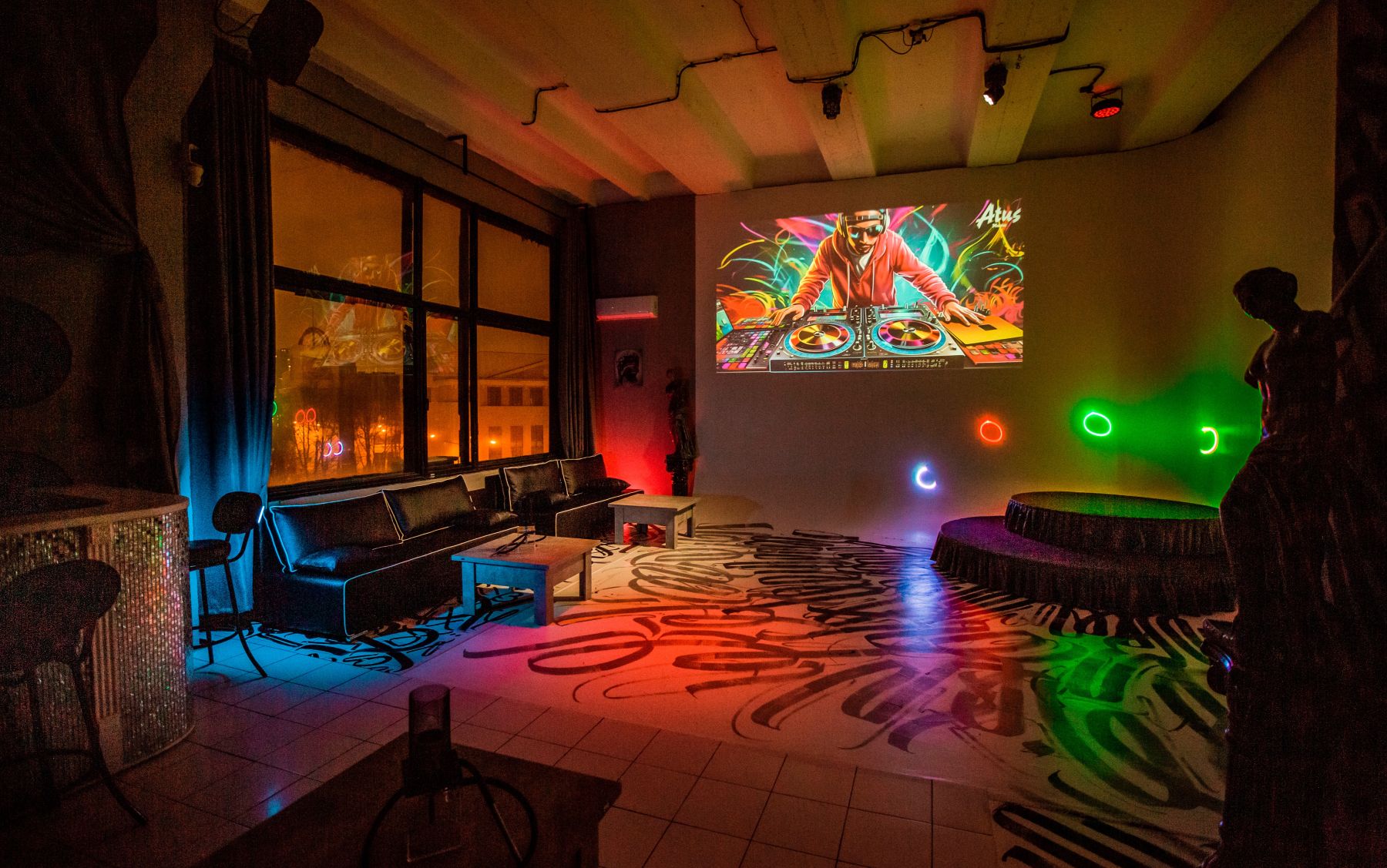 Лофт Альфа - интерьер с панорамными окнами