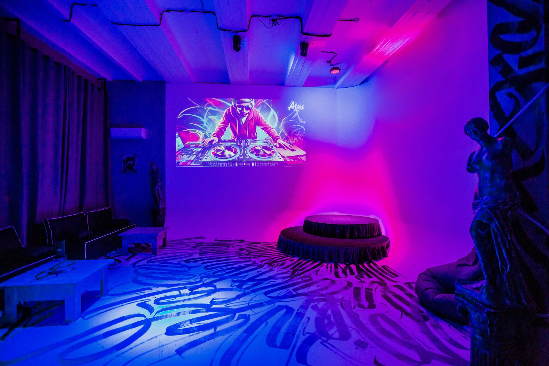 Сцена в лофте Альфа для мероприятий