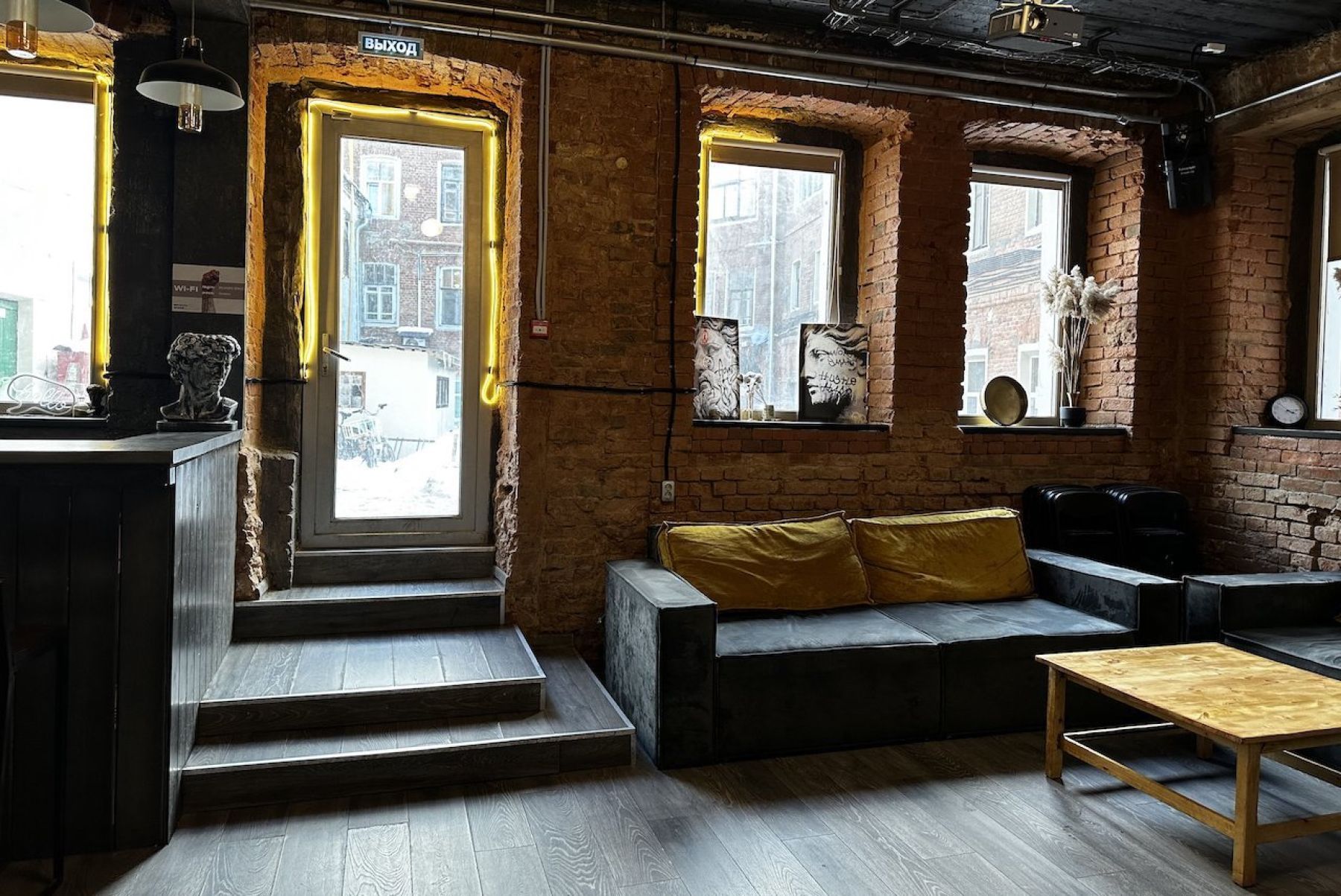 Барная стойка в лофте Брутал на Бауманской