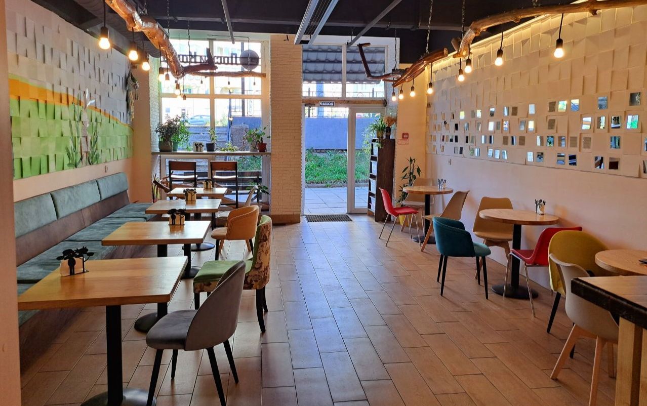 Уютный интерьер кофейни-лофта с панорамными окнами