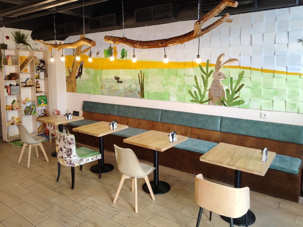 Зона для мероприятий в кофейне-лофте на Краснобогатырской