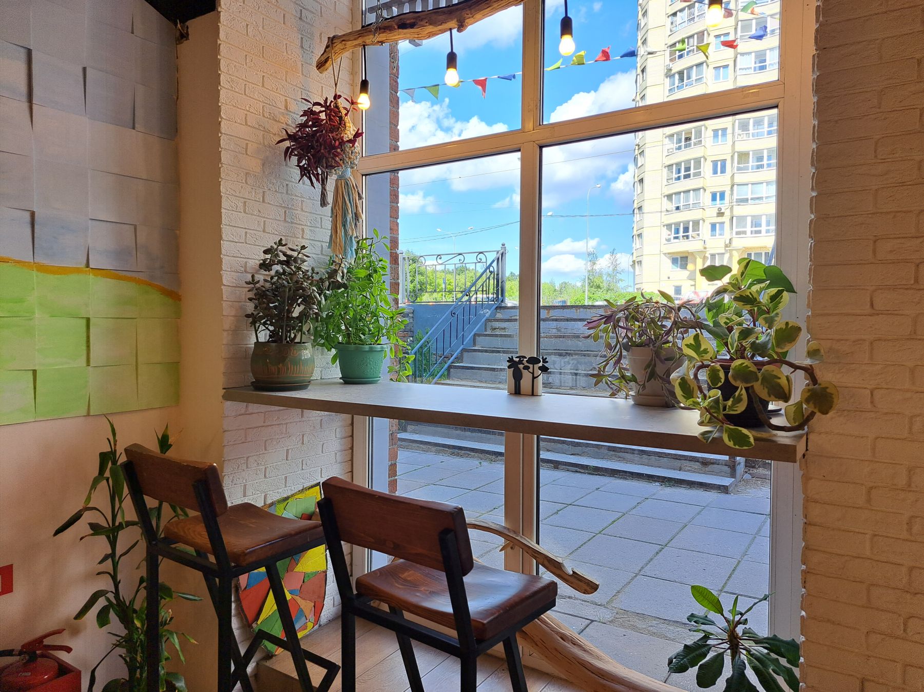 Столы и диван в кофейне-лофте для аренды