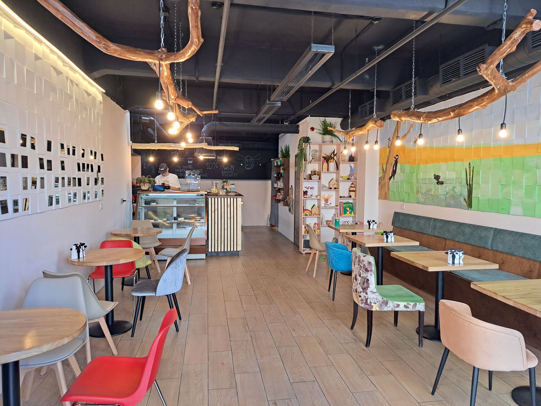 Чашка кофе на столе в кофейне-лофте