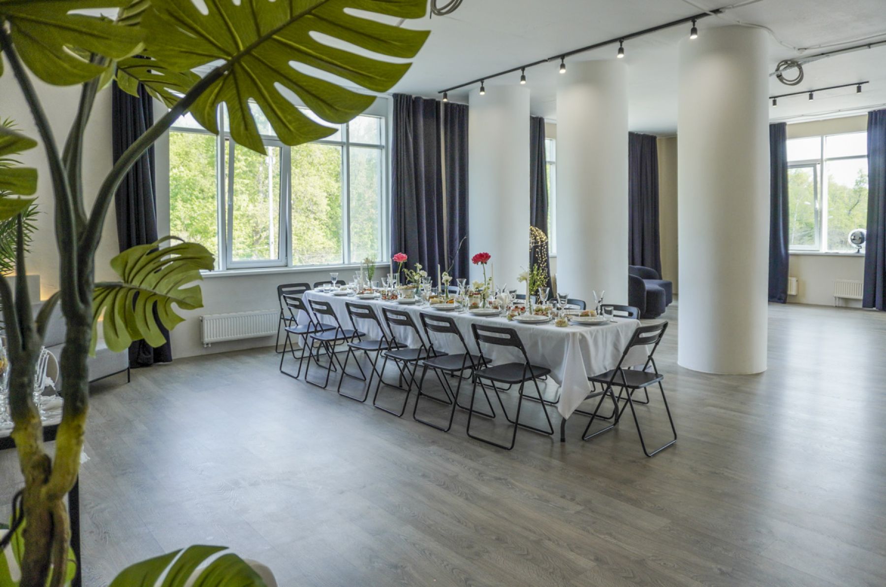 Зал лофта с колоннами и удобной мебелью