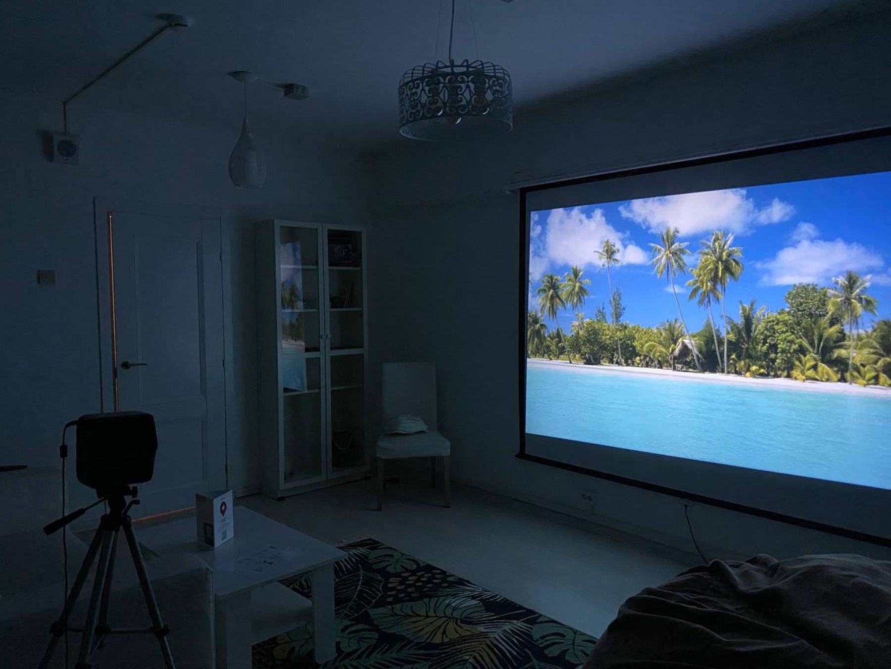 Проектор в лофте Academia Antikino для просмотра фильмов