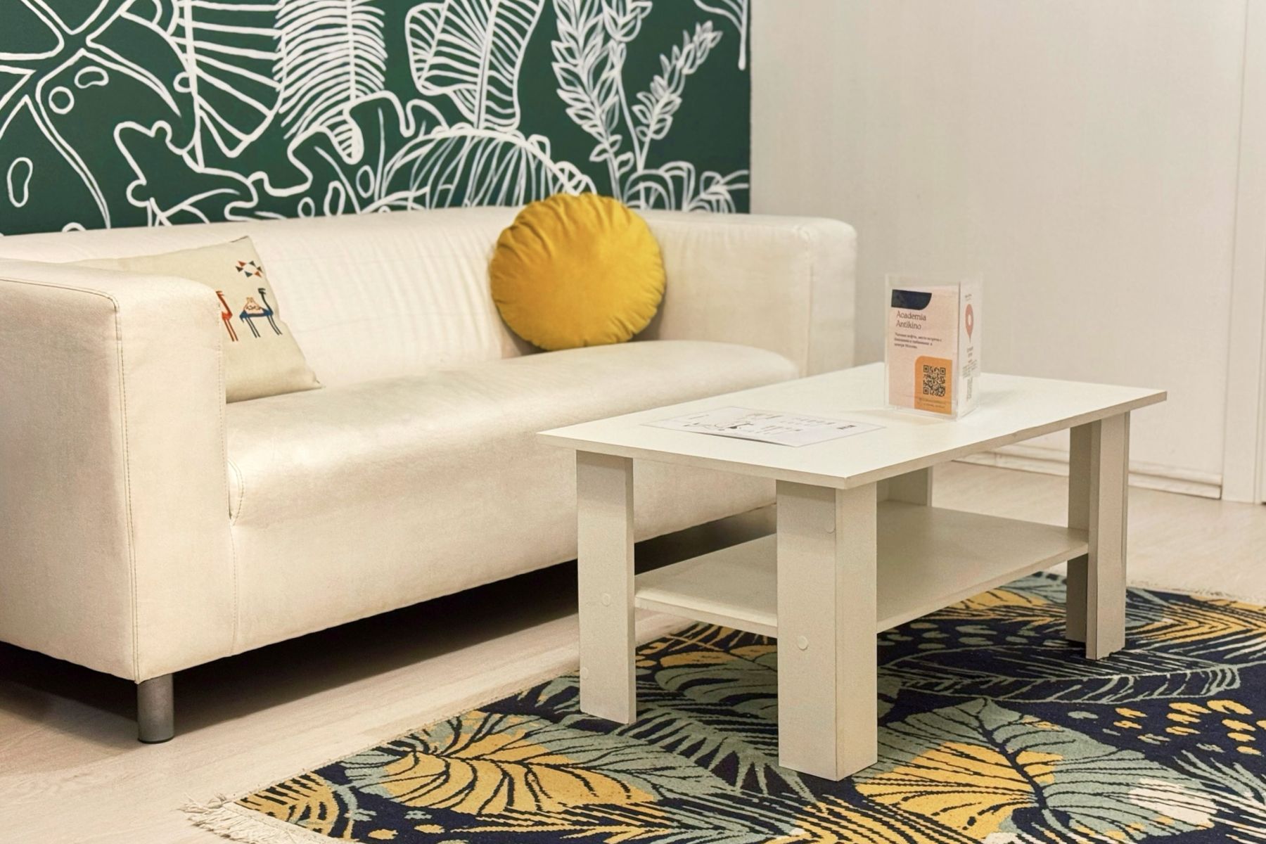 Комфортная мебель в лофте Academia Antikino