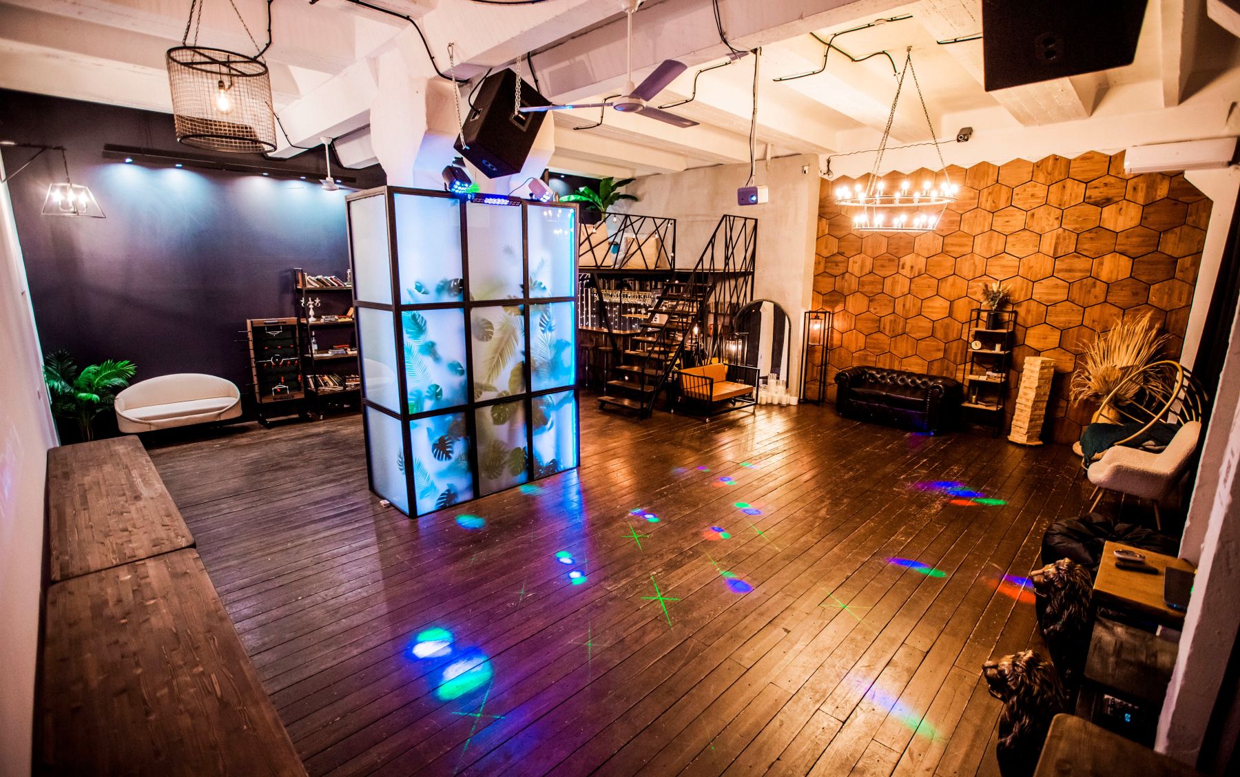 Интерьер лофта БЕТА с панорамными окнами